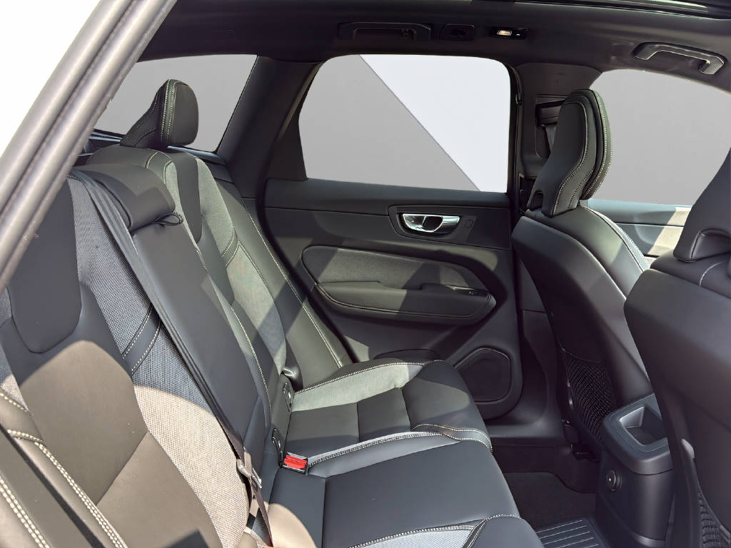VOLVO XC60 2.0 T6 TE Black Edition eAWD-image-13