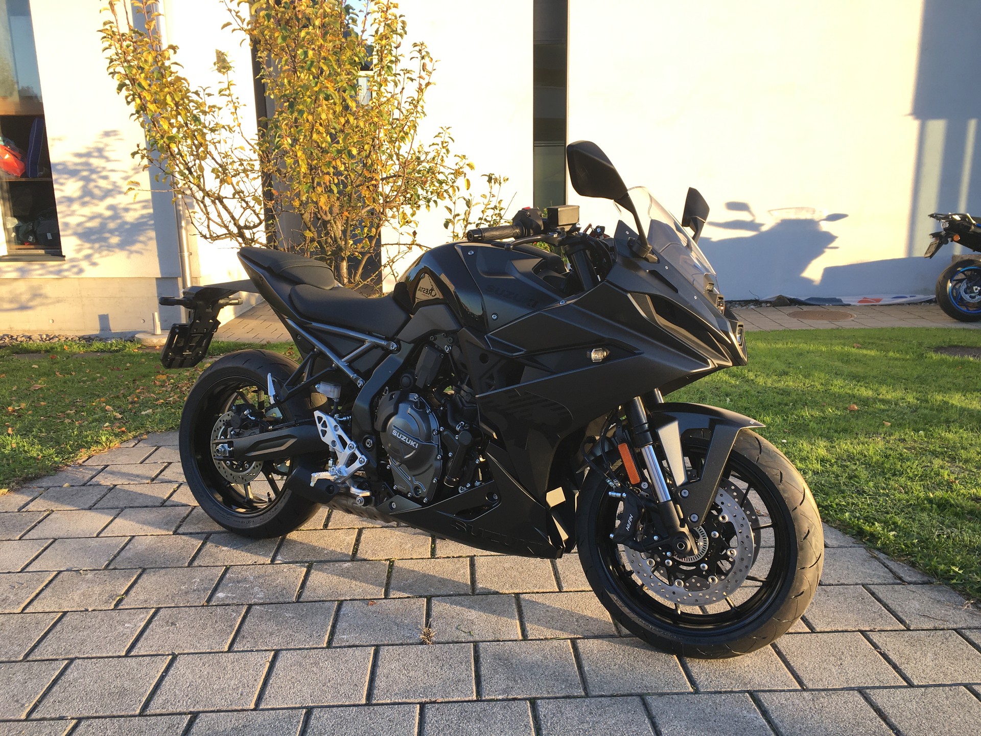 SUZUKI GSX-8R