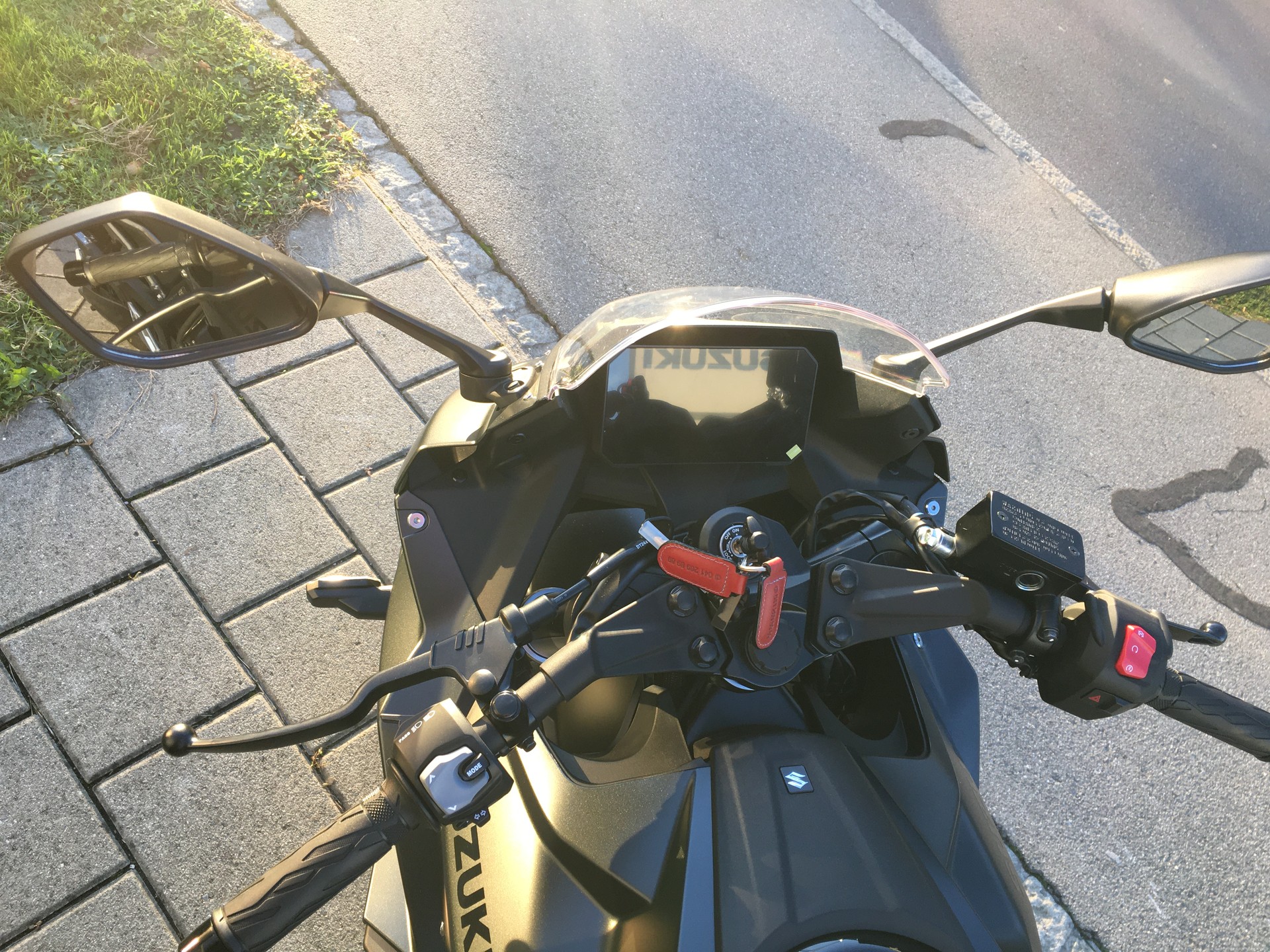 SUZUKI GSX-8R-showroom-element-1