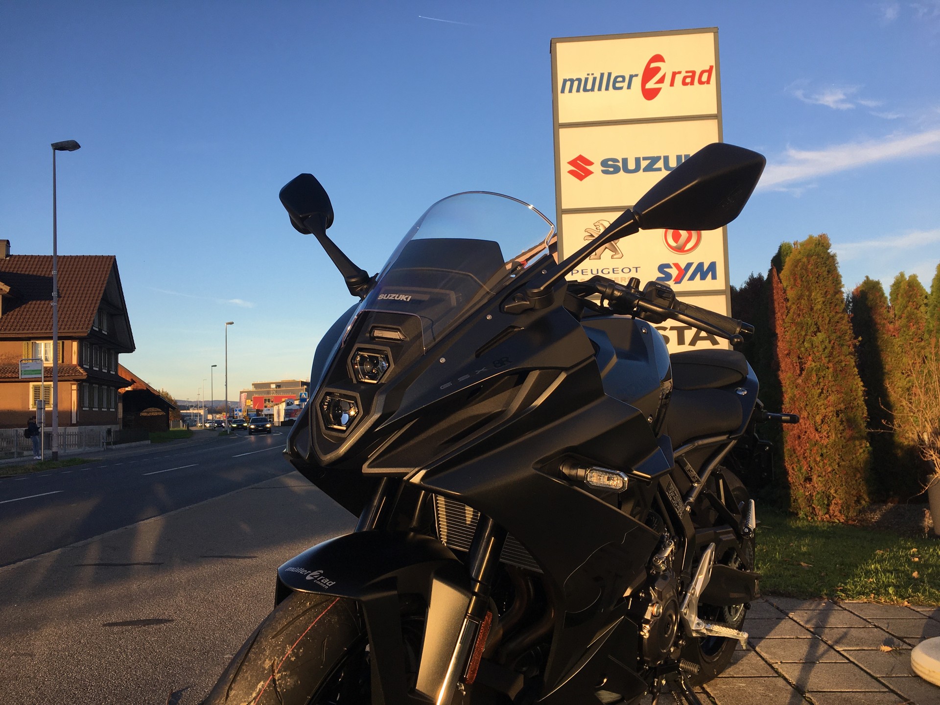 SUZUKI GSX-8R-showroom-element-2