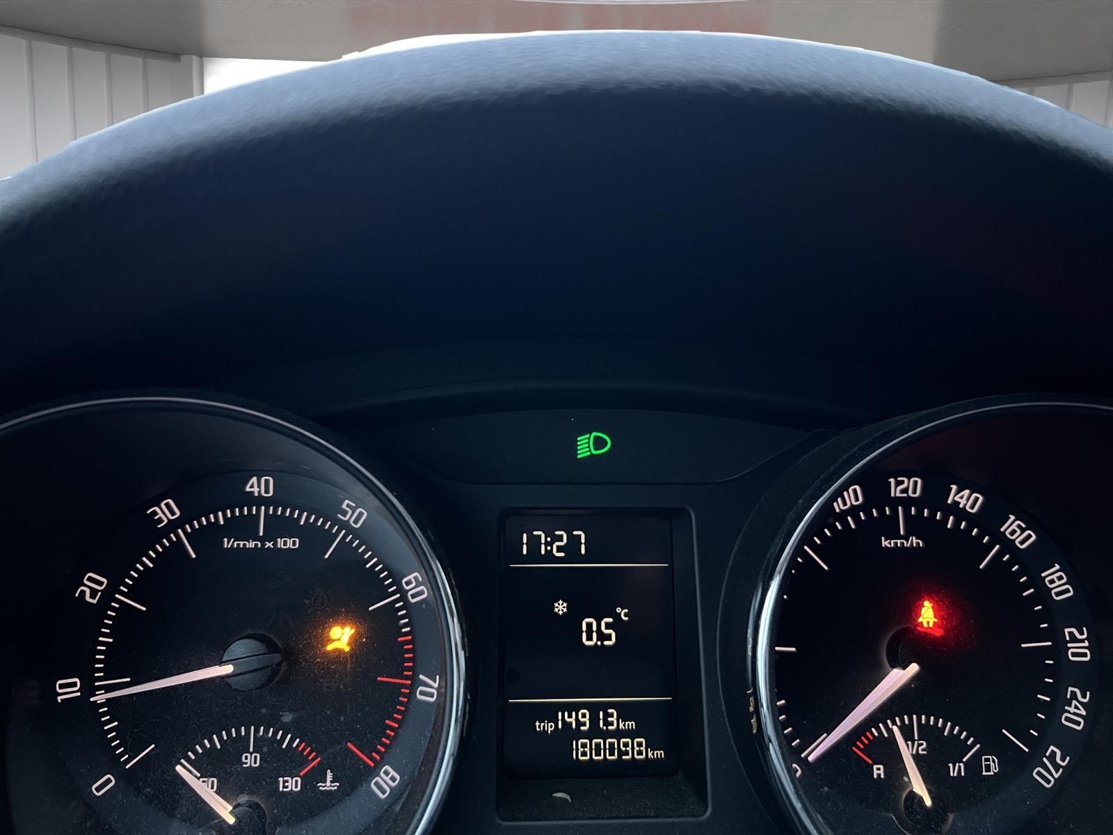 SKODA SUPERB-image-9