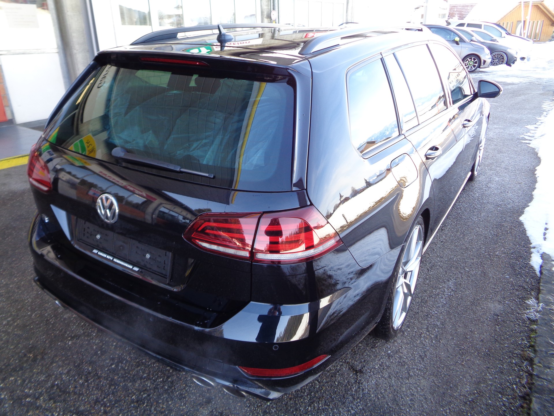 VW Golf Variant 2.0 TSI R 4Motion DSG-image-3