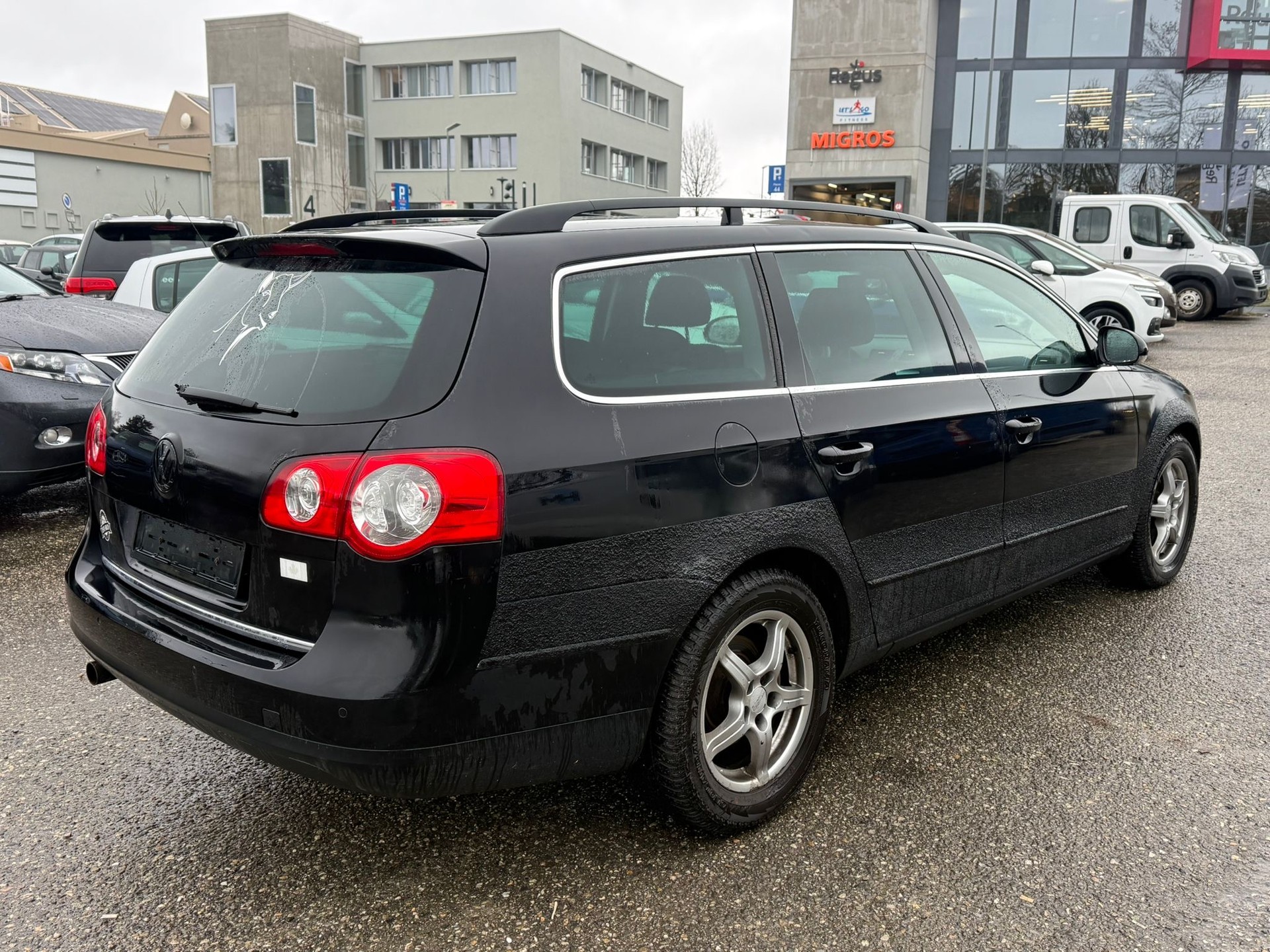 VW Passat Variant 2.0 TDI Trendline 4Motion-image-2