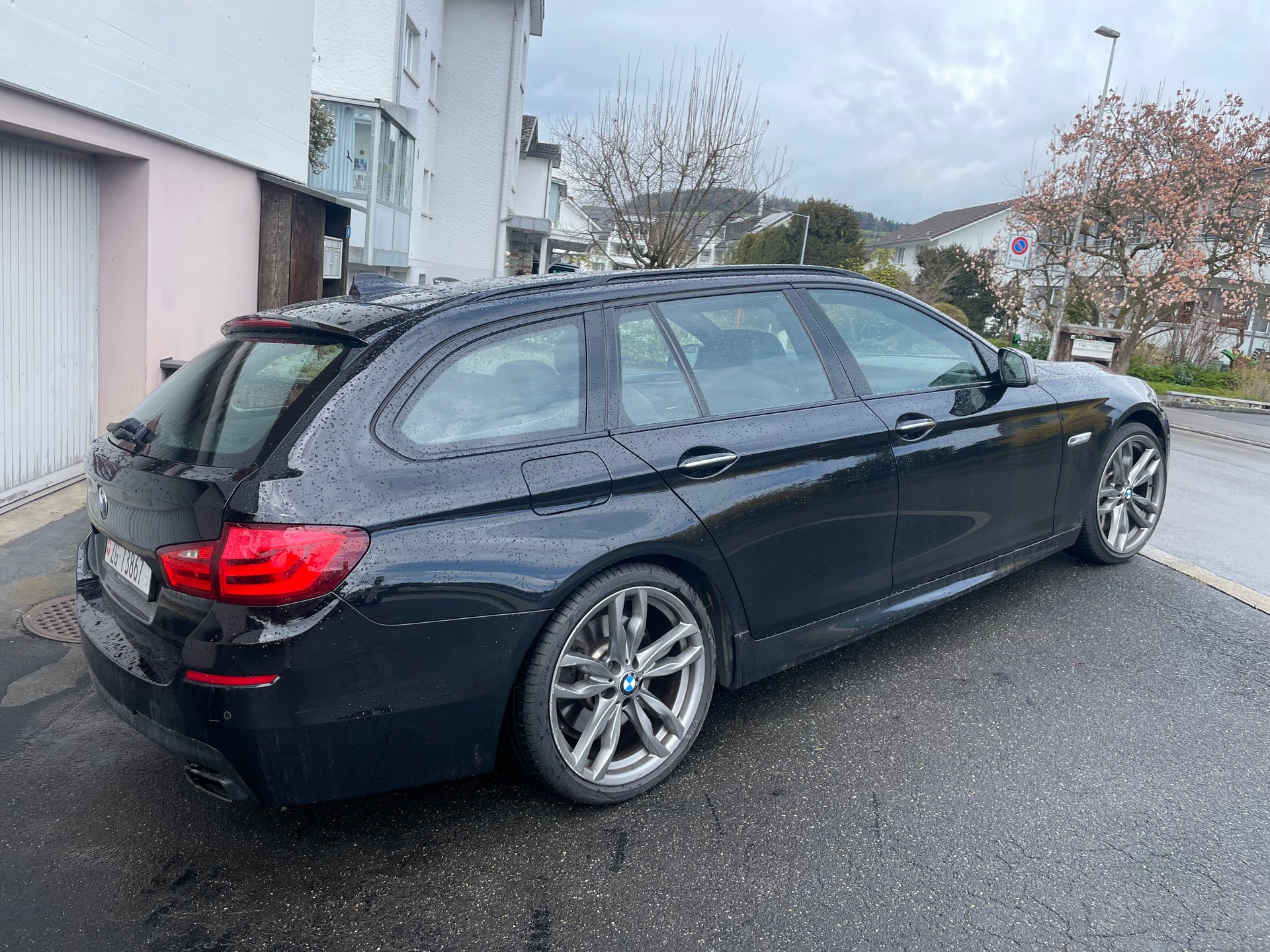 BMW M550d xDrive Touring, 1. Hand, 40'000 KM seit Motor Totalrevision-image-1