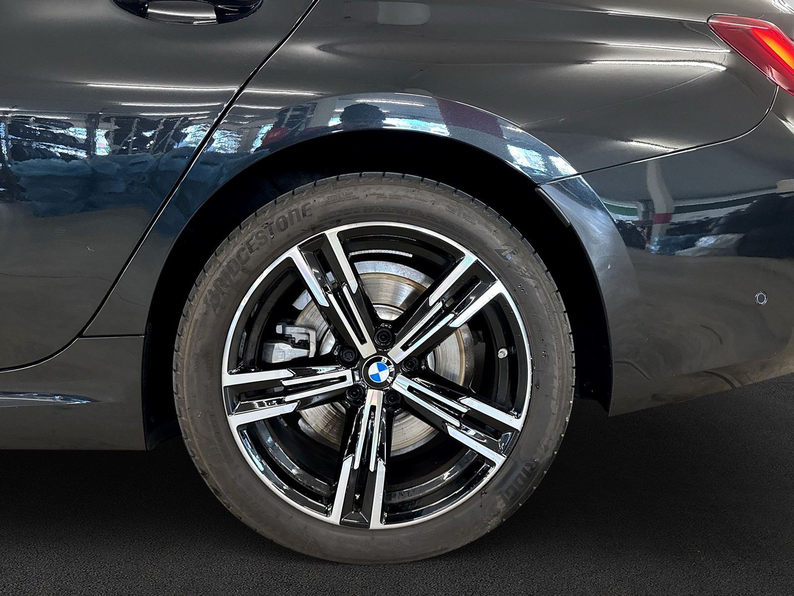 BMW 330e x DriveTouring Steptronic M Sport-image-8