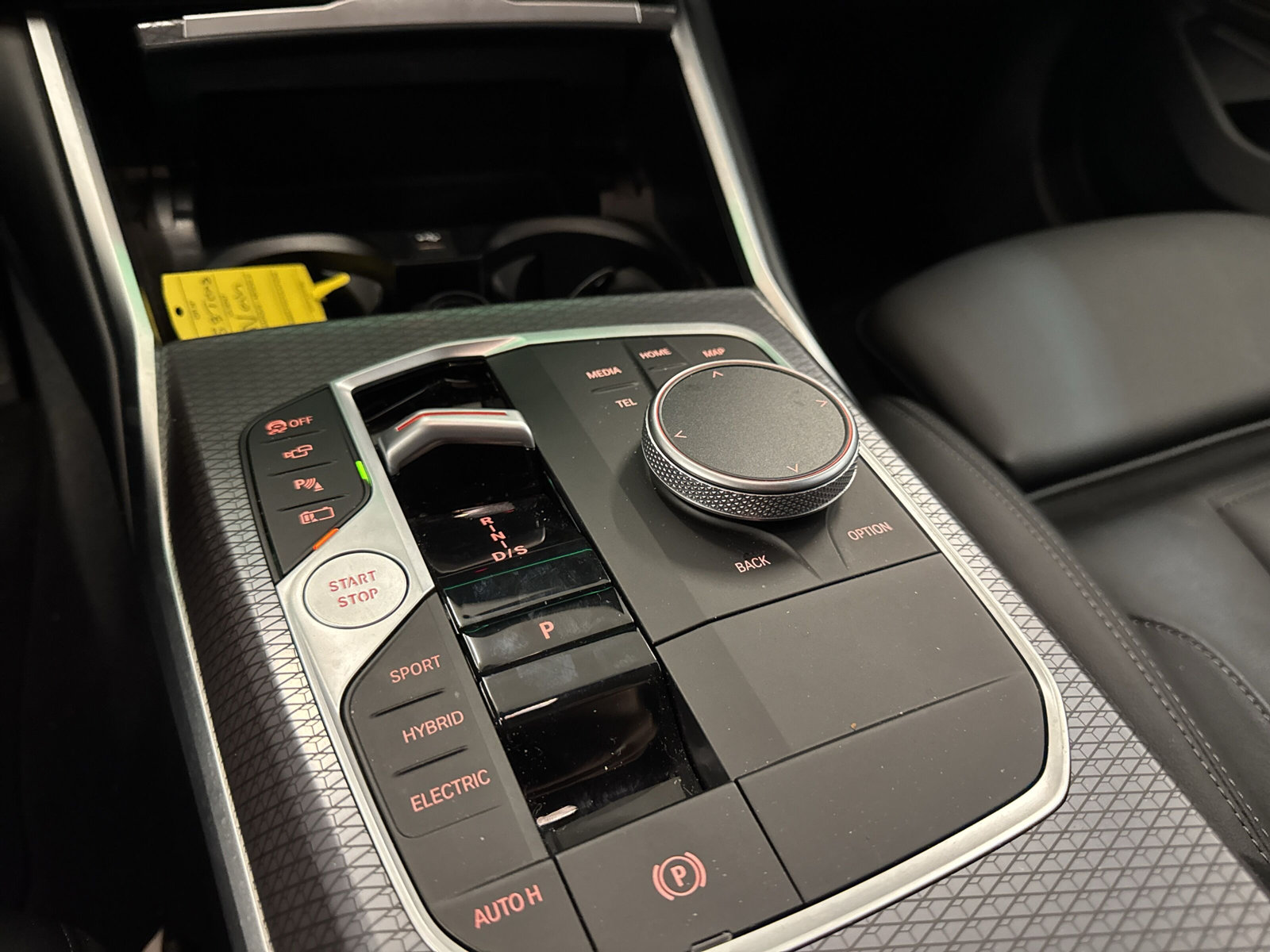 BMW 330e x DriveTouring Steptronic M Sport-image-12