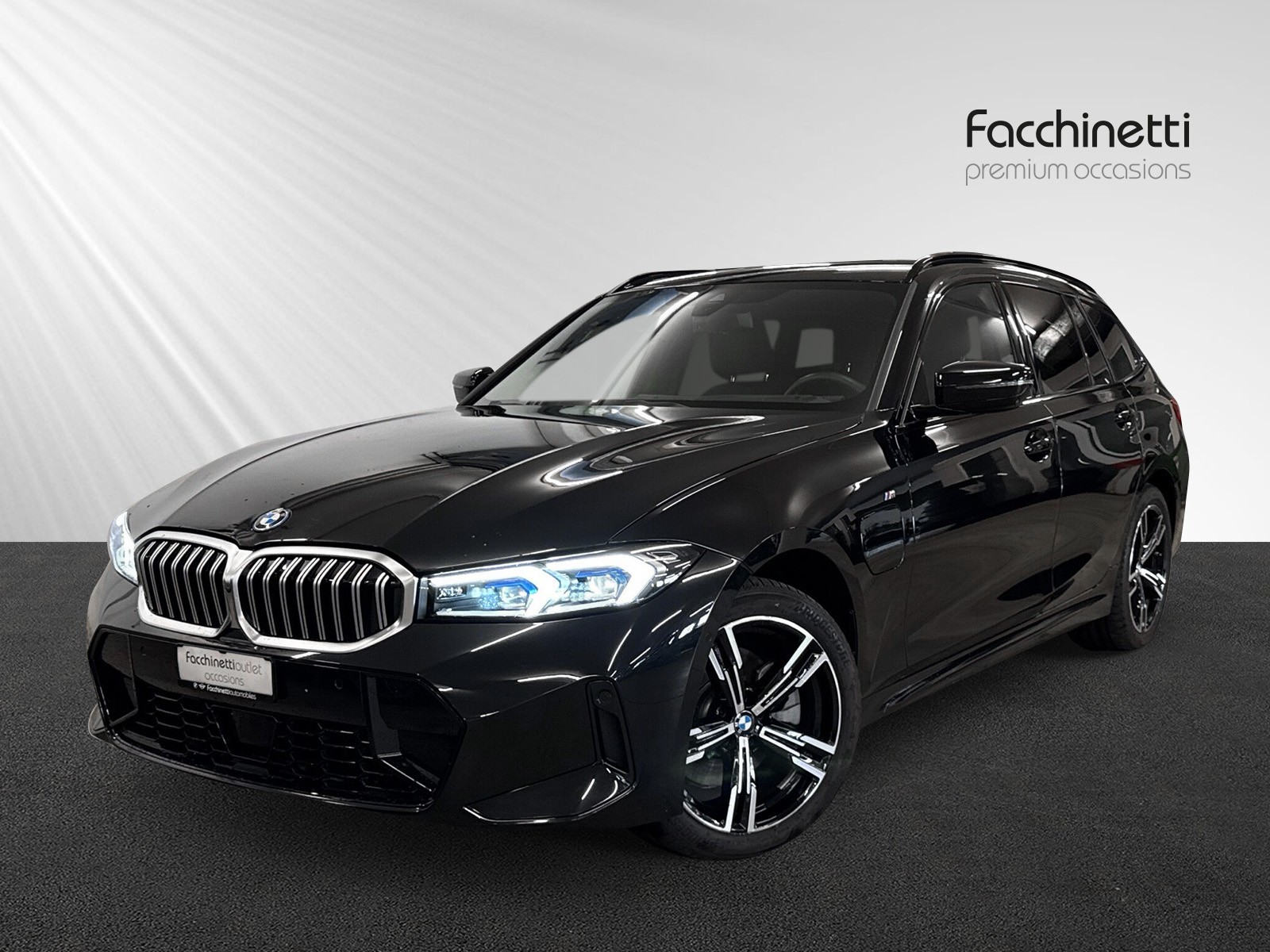 BMW 330e x DriveTouring Steptronic M Sport-image-0