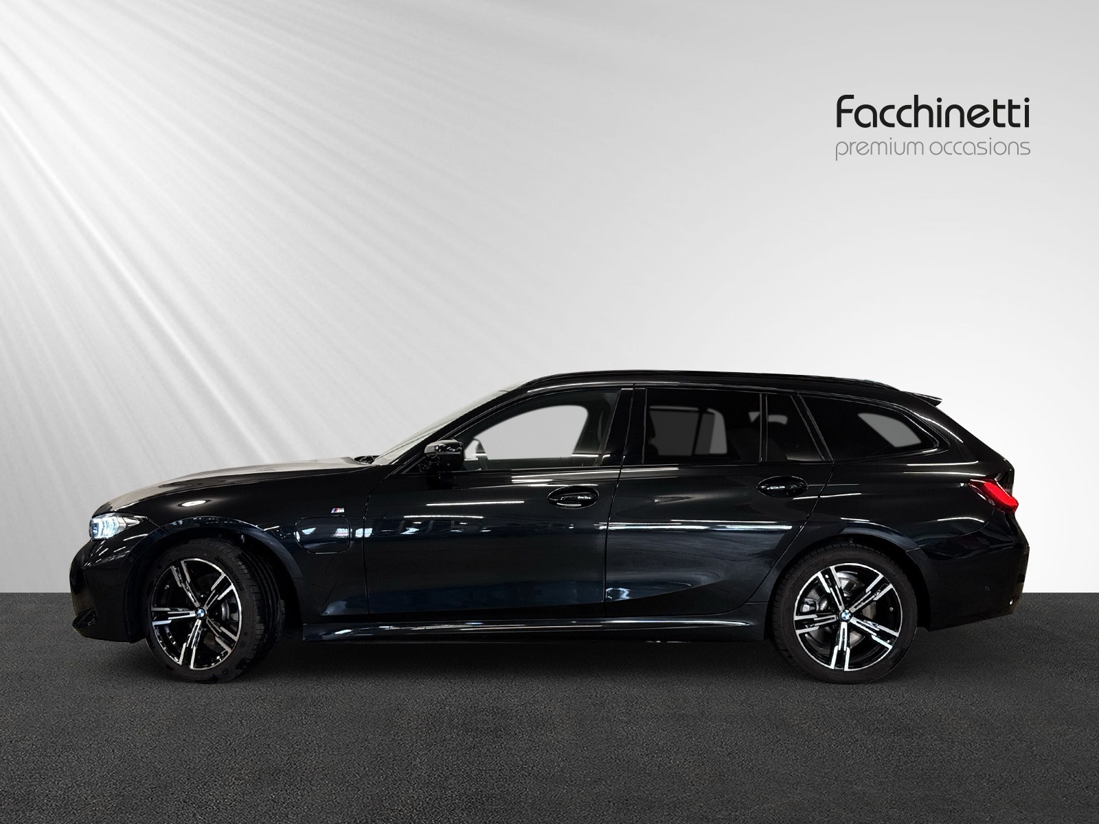 BMW 330e x DriveTouring Steptronic M Sport-image-1