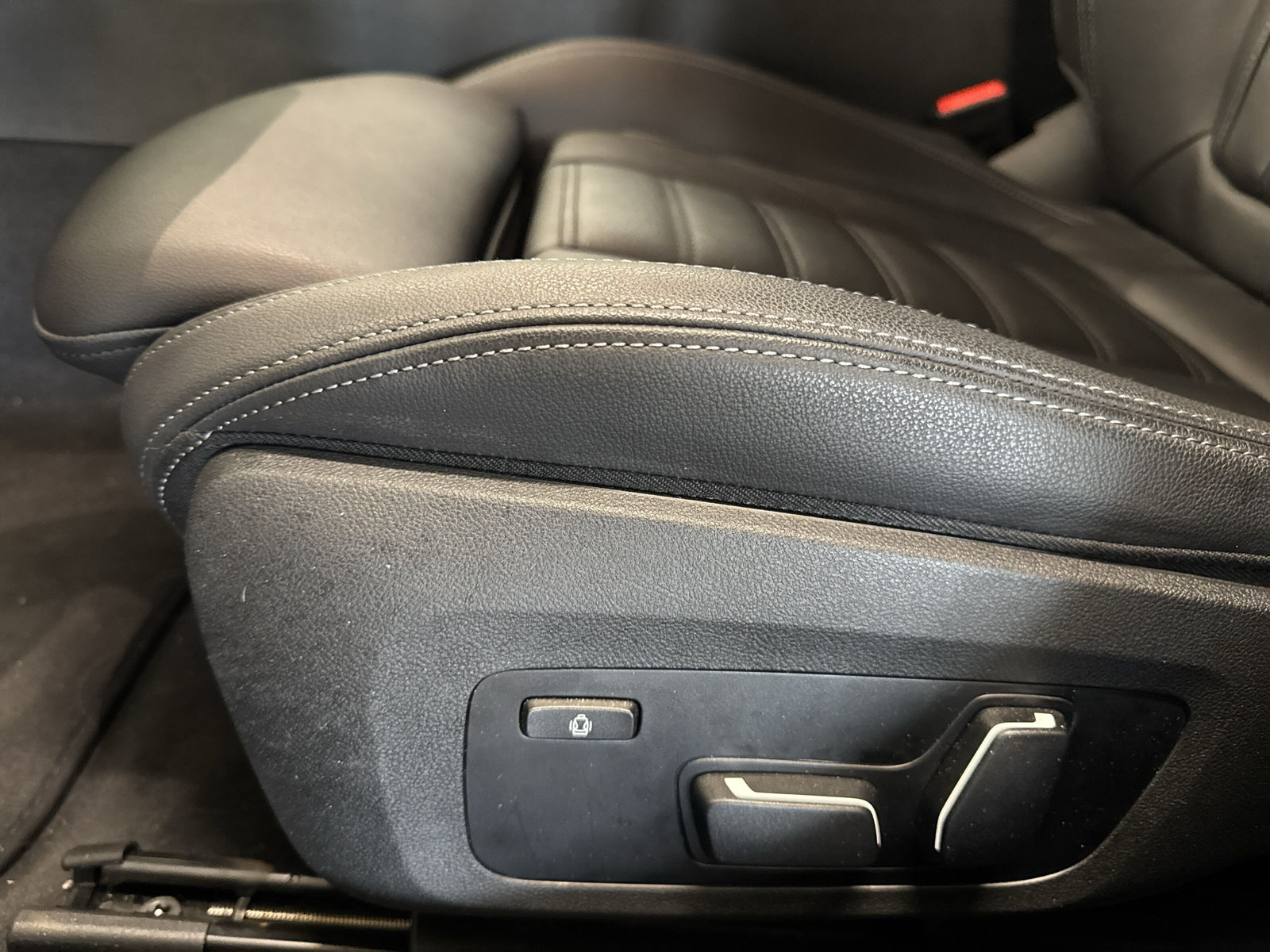BMW 330e x DriveTouring Steptronic M Sport-image-18