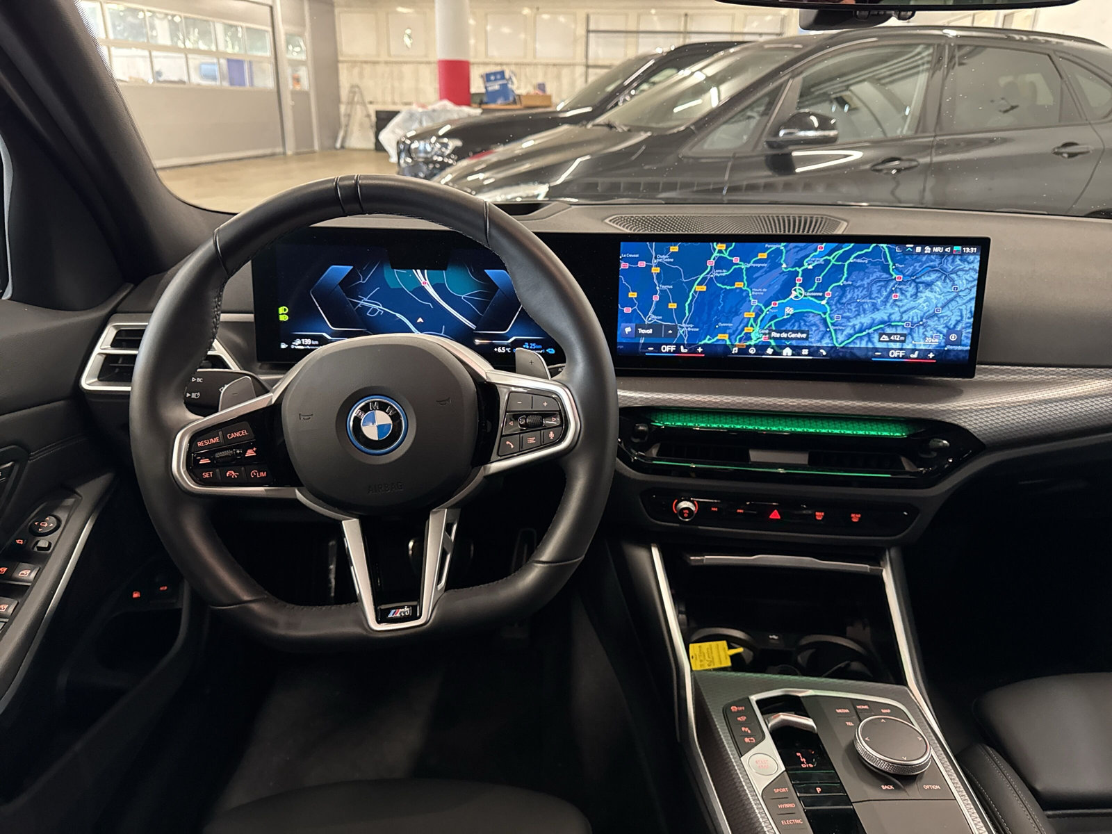 BMW 330e x DriveTouring Steptronic M Sport-image-11