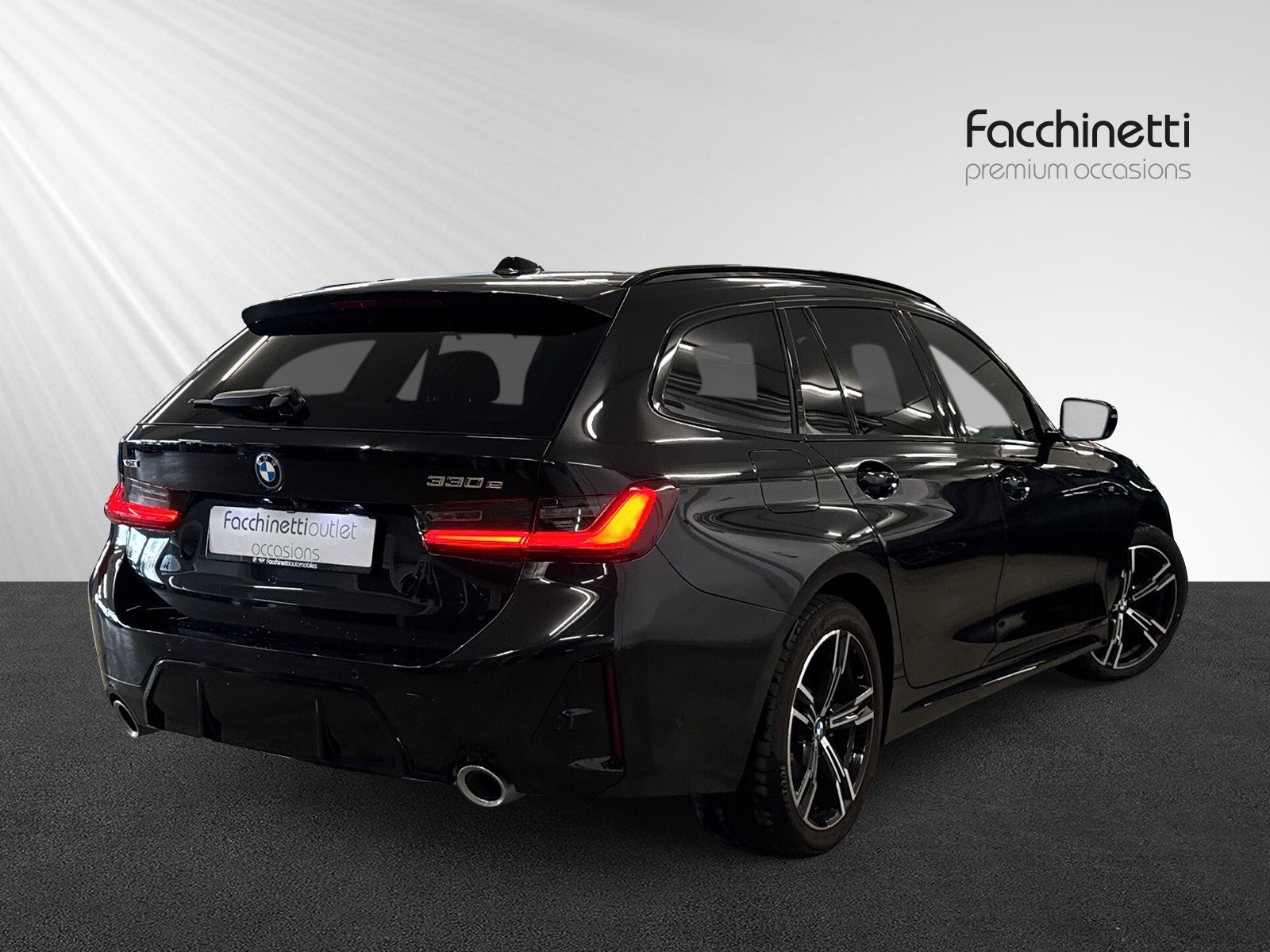 BMW 330e x DriveTouring Steptronic M Sport-image-2