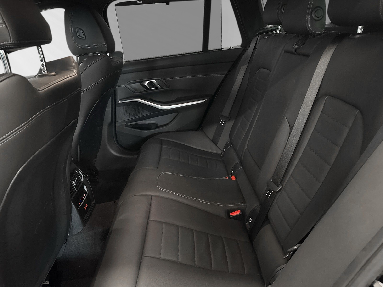BMW 330e x DriveTouring Steptronic M Sport-image-6
