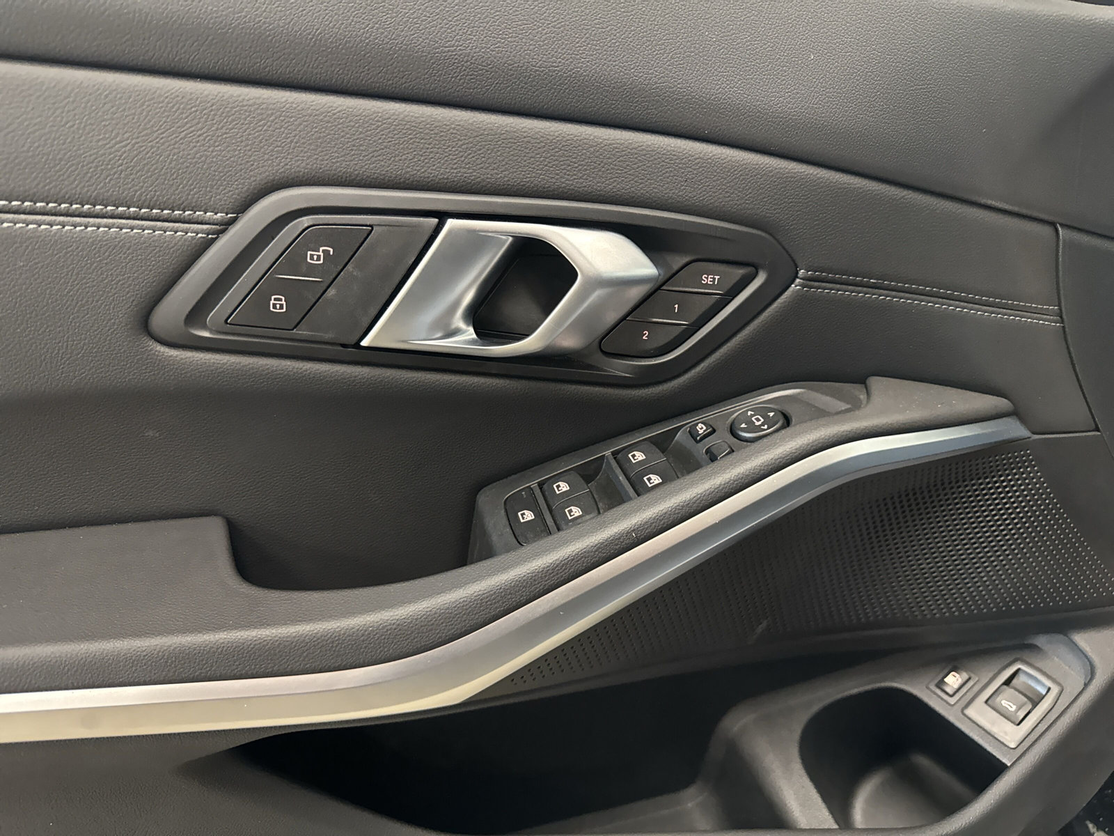 BMW 330e x DriveTouring Steptronic M Sport-image-16