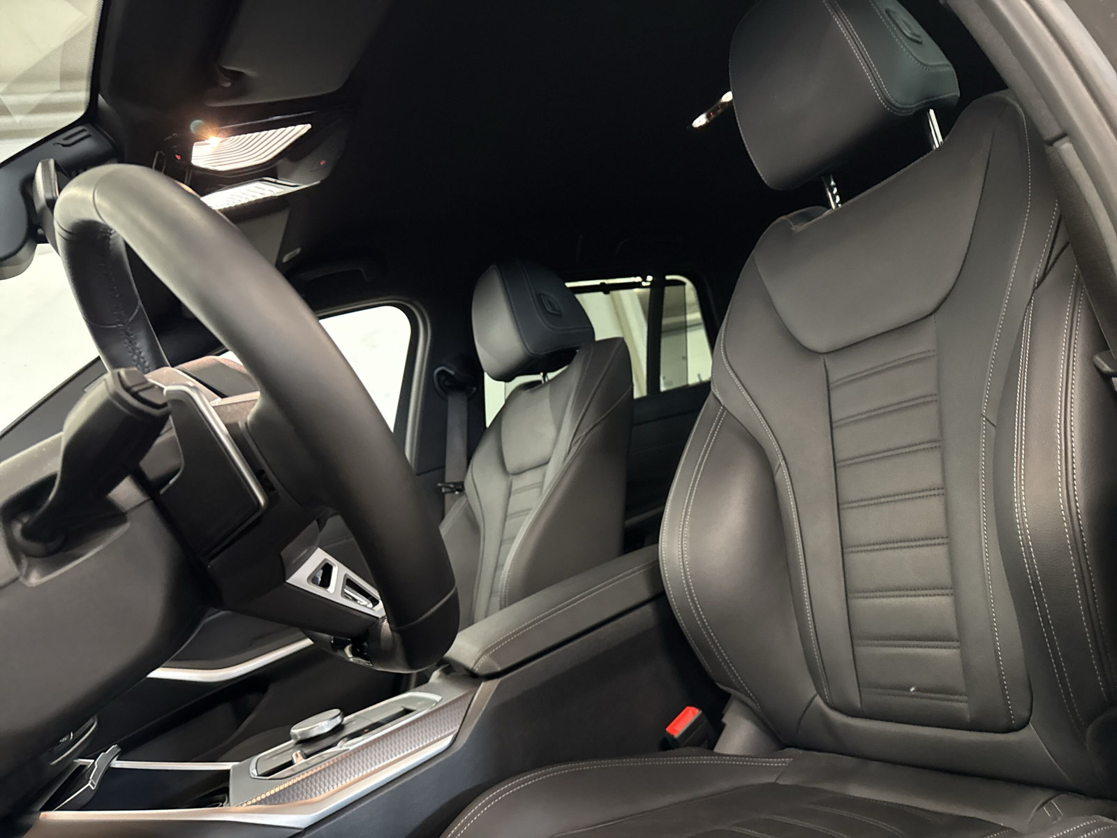 BMW 330e x DriveTouring Steptronic M Sport-image-9