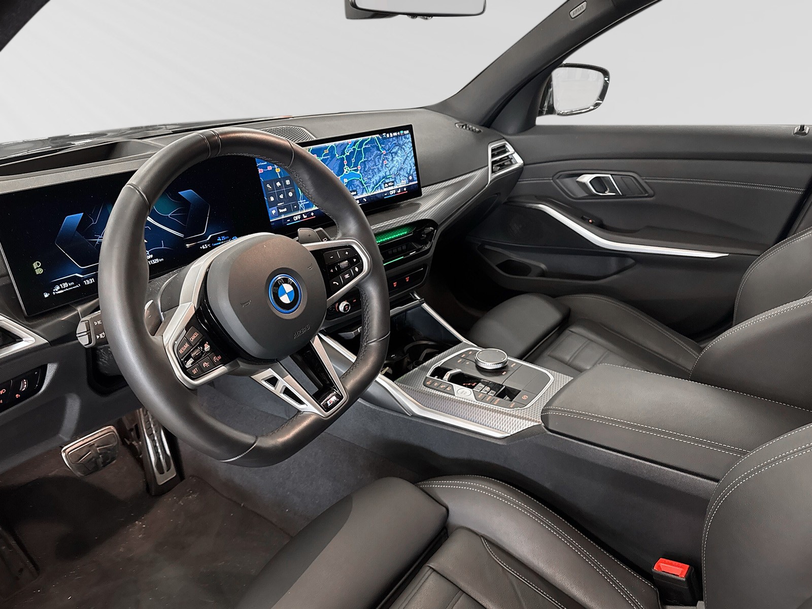 BMW 330e x DriveTouring Steptronic M Sport-image-3