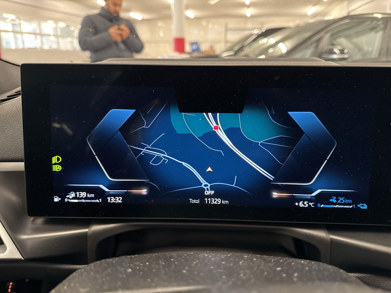 BMW 330e x DriveTouring Steptronic M Sport-image-13