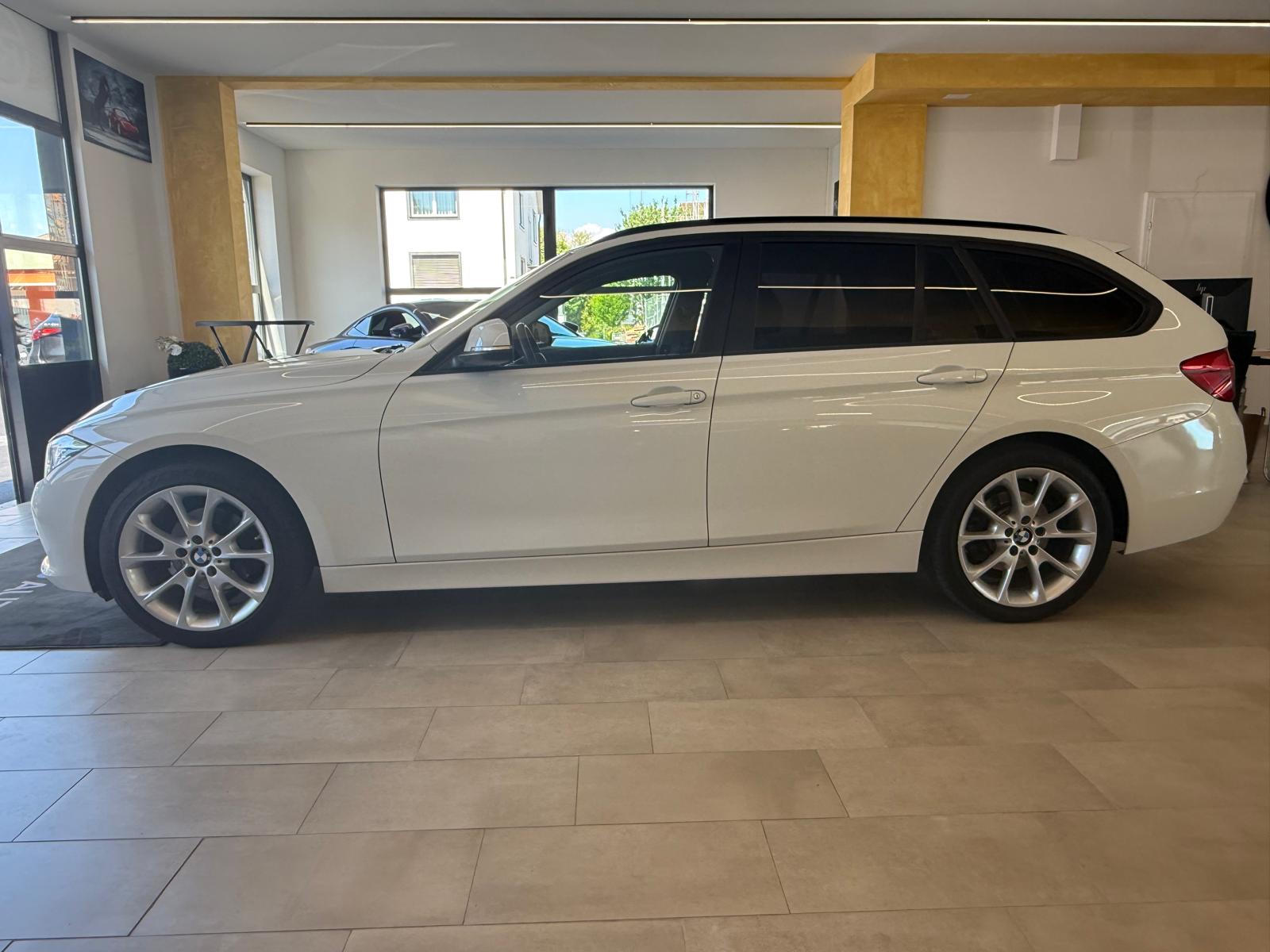 BMW 318d Touring Swiss Advantage Sport Steptronic-image-6