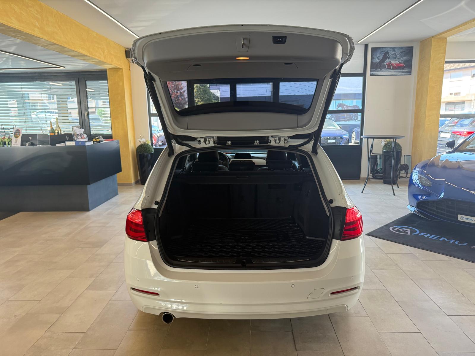 BMW 318d Touring Swiss Advantage Sport Steptronic-image-4
