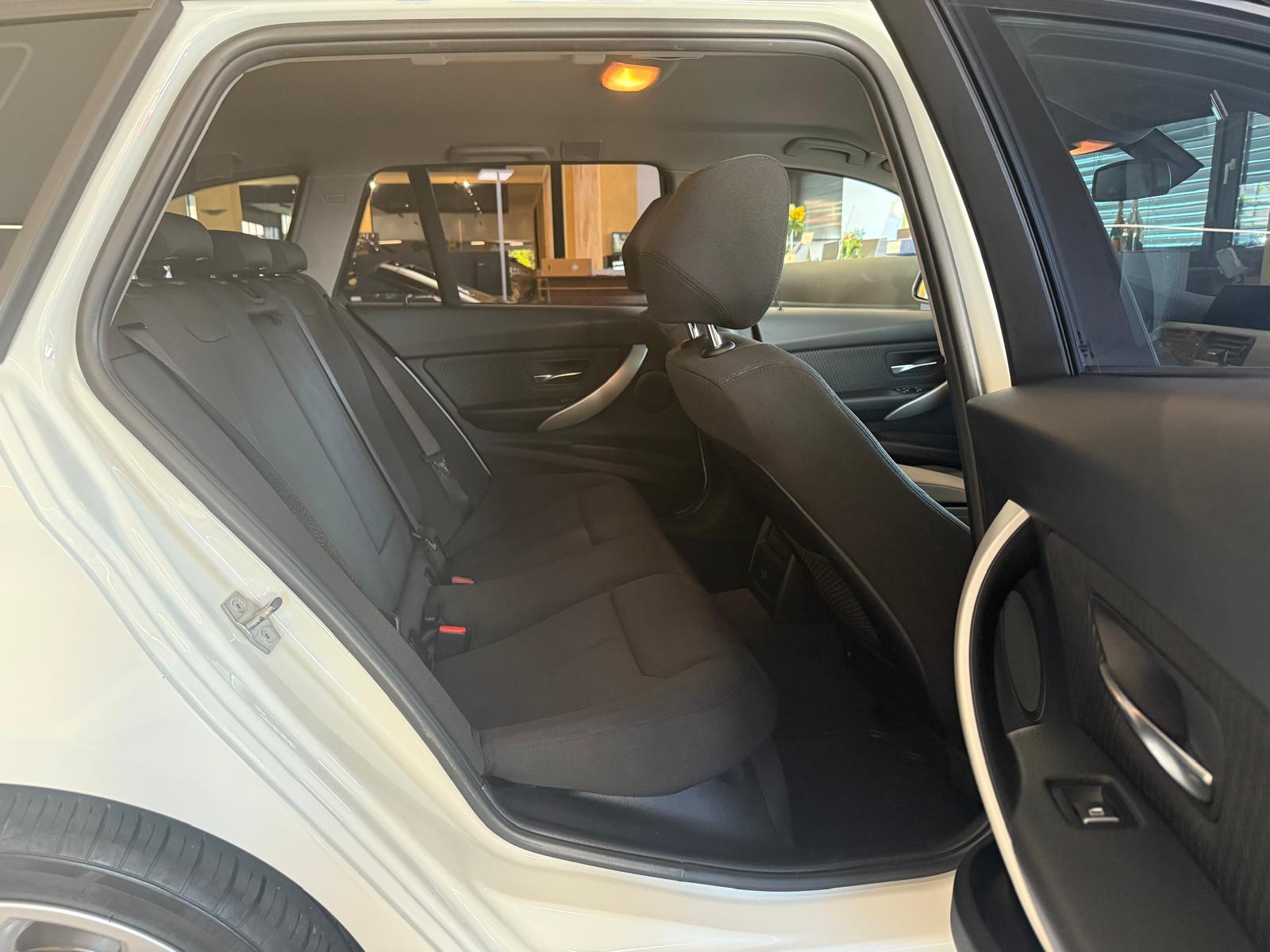 BMW 318d Touring Swiss Advantage Sport Steptronic-image-17