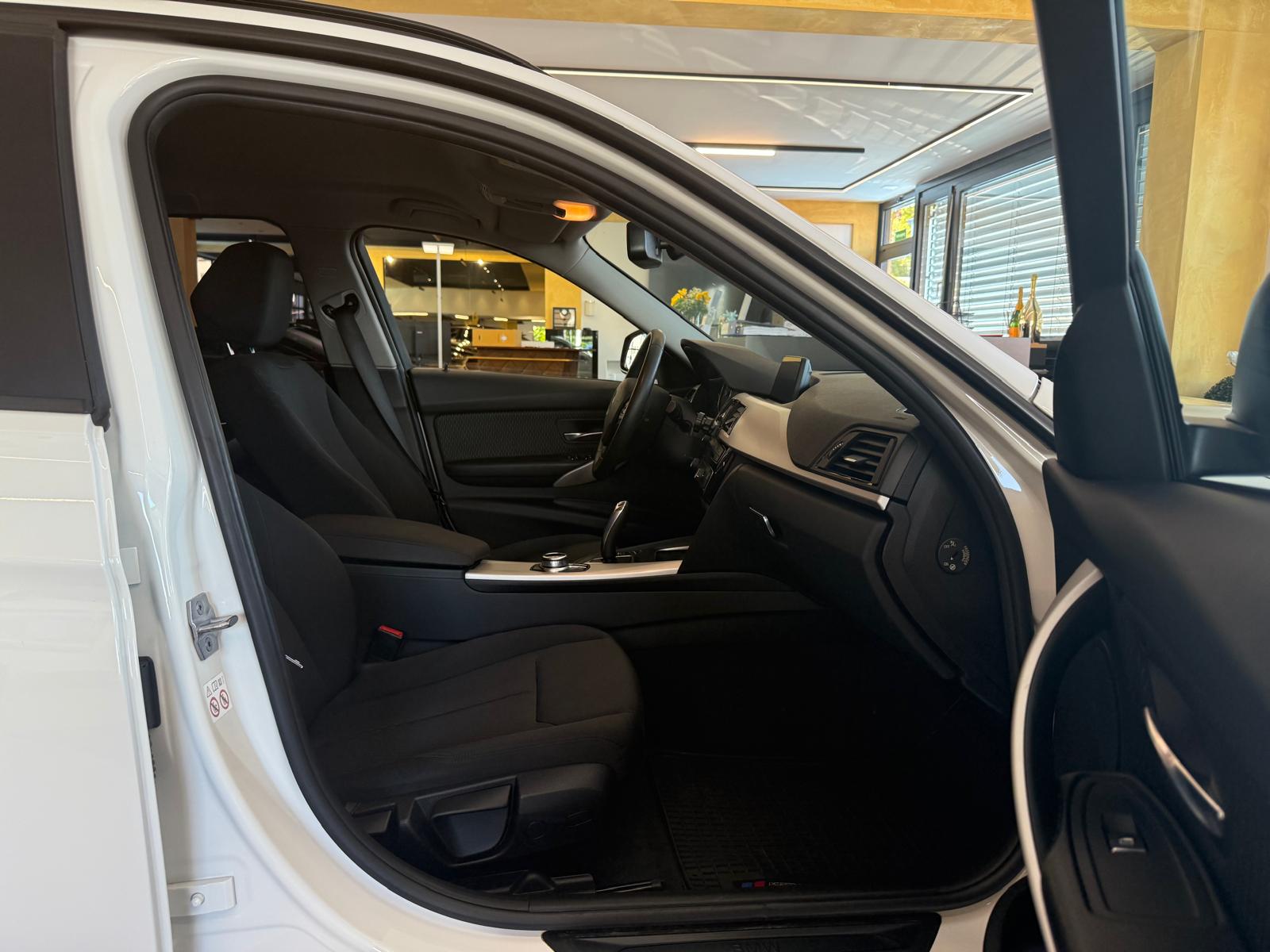 BMW 318d Touring Swiss Advantage Sport Steptronic-image-14
