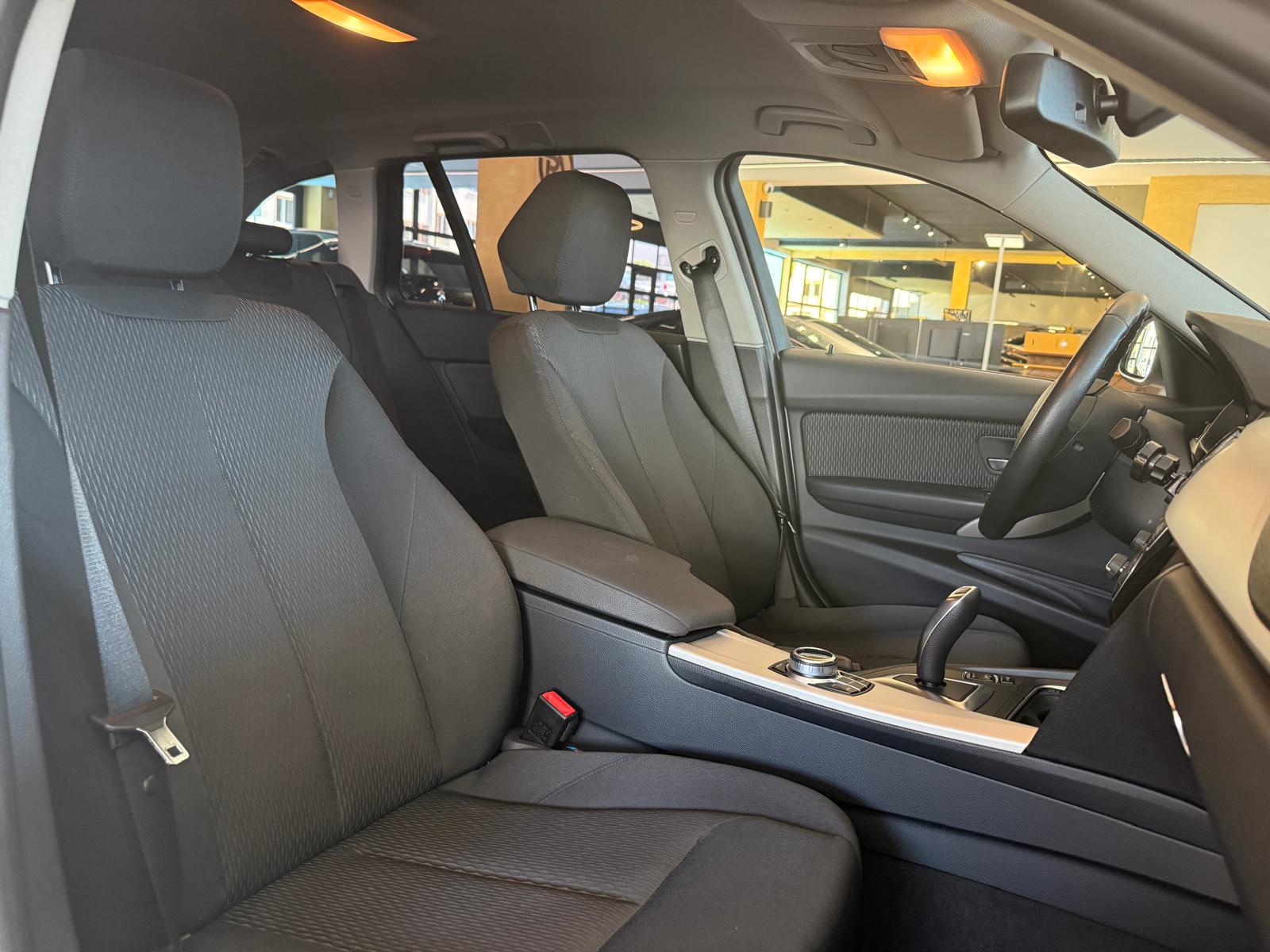BMW 318d Touring Swiss Advantage Sport Steptronic-image-15