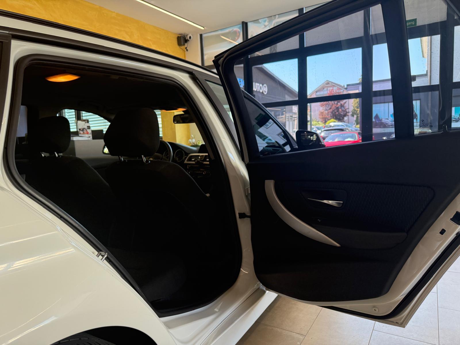 BMW 318d Touring Swiss Advantage Sport Steptronic-image-16