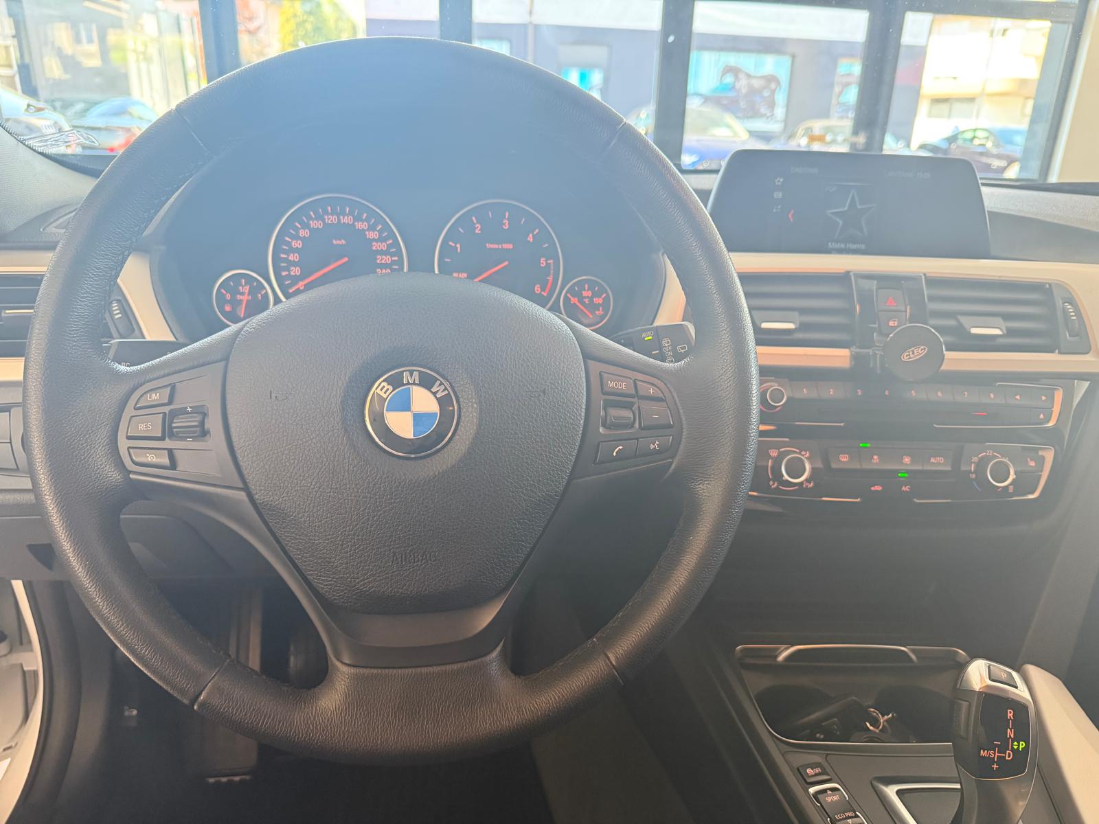 BMW 318d Touring Swiss Advantage Sport Steptronic-image-12