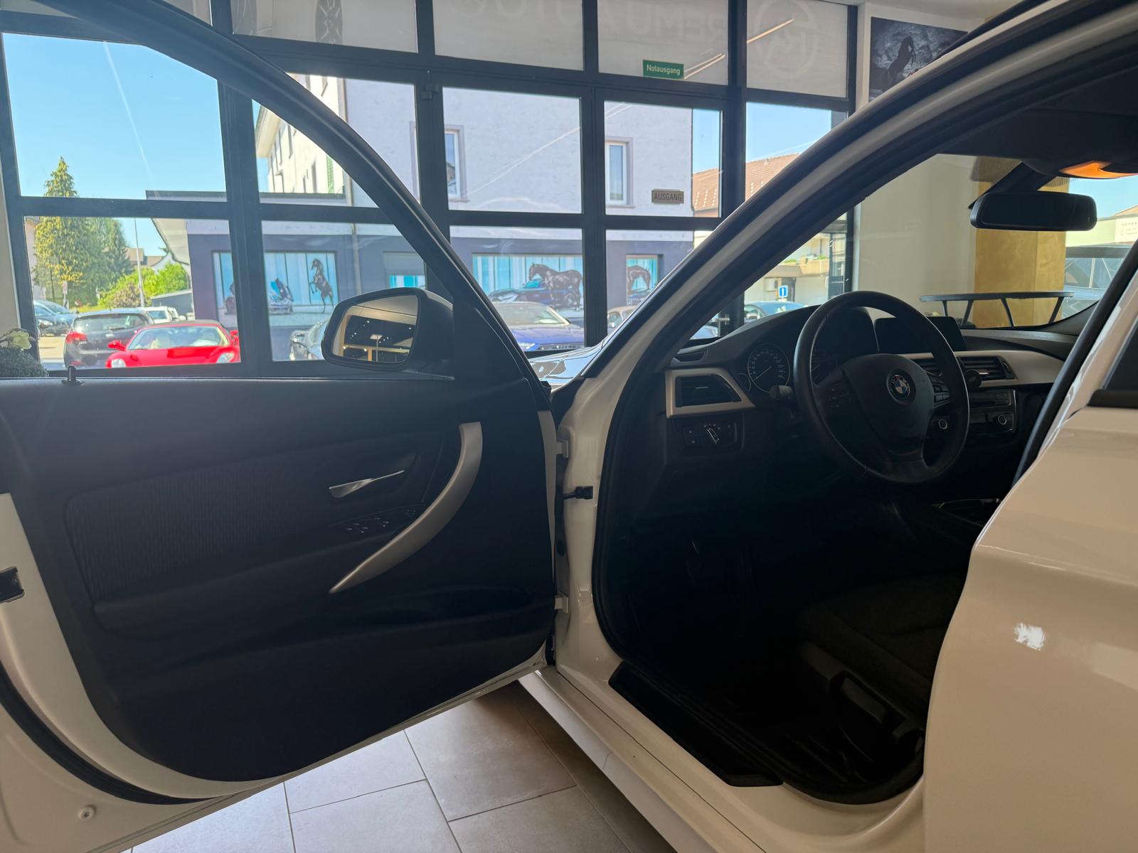 BMW 318d Touring Swiss Advantage Sport Steptronic-image-9