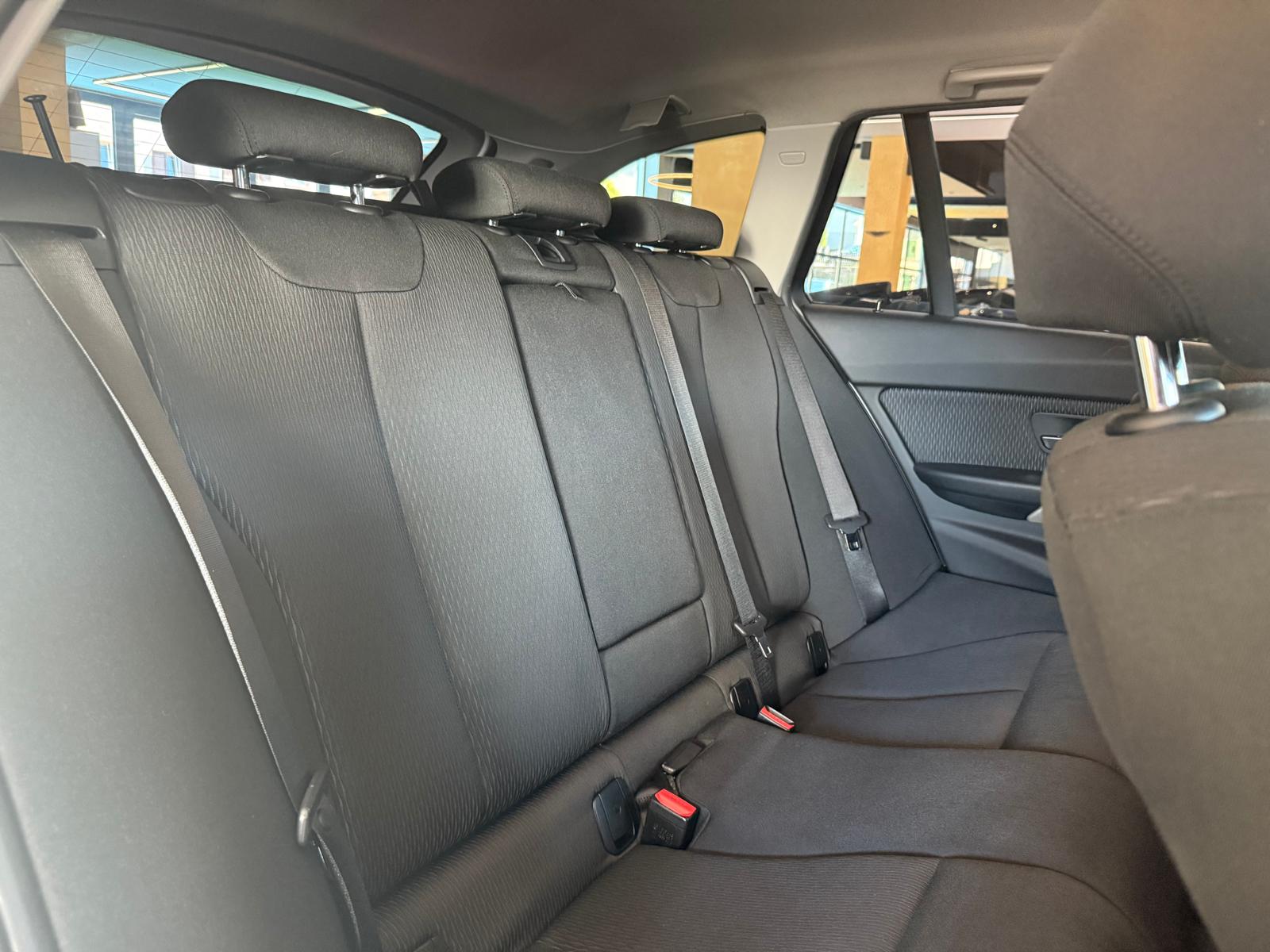 BMW 318d Touring Swiss Advantage Sport Steptronic-image-18