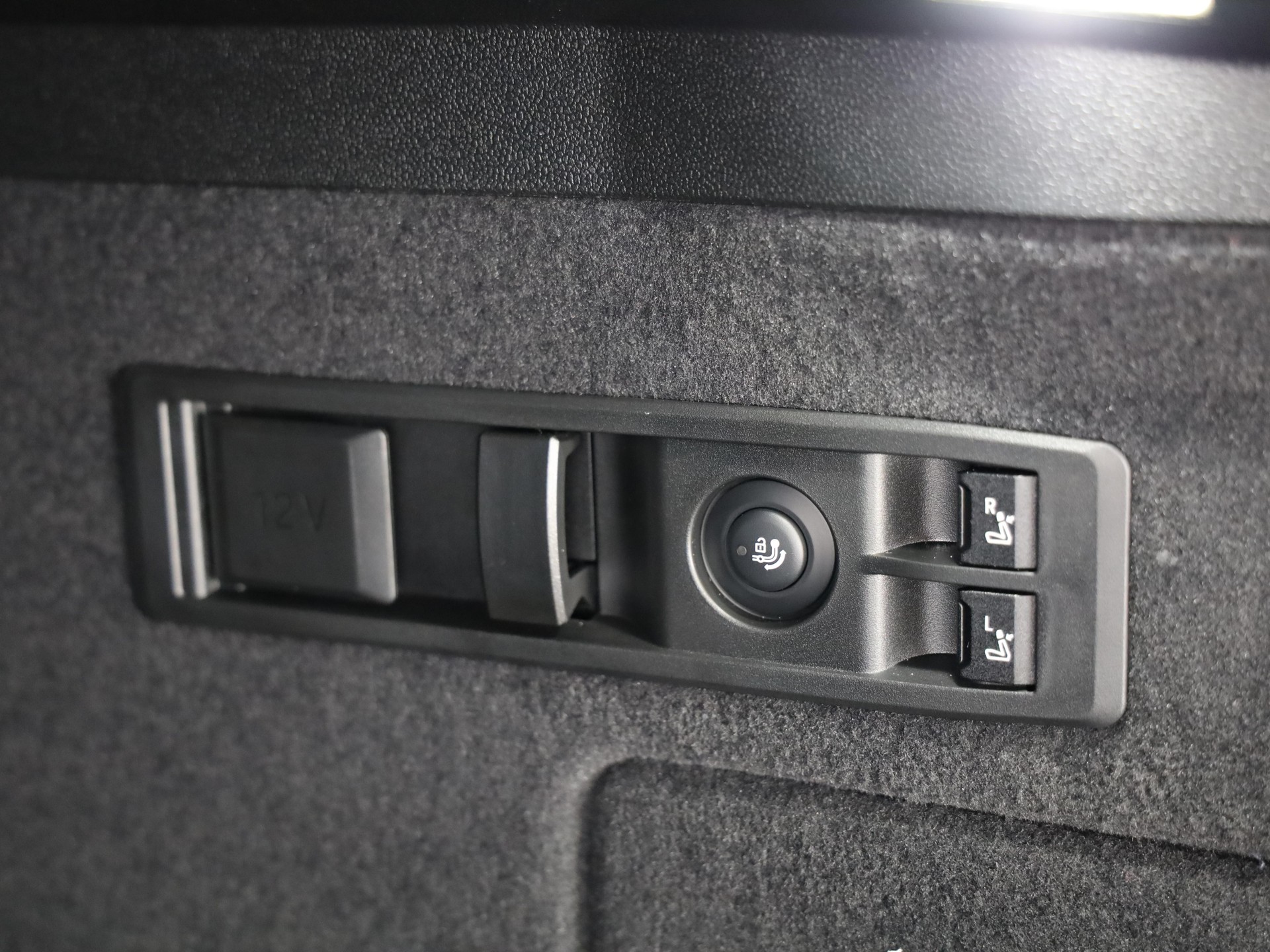 BMW iX xDrive60-image-8