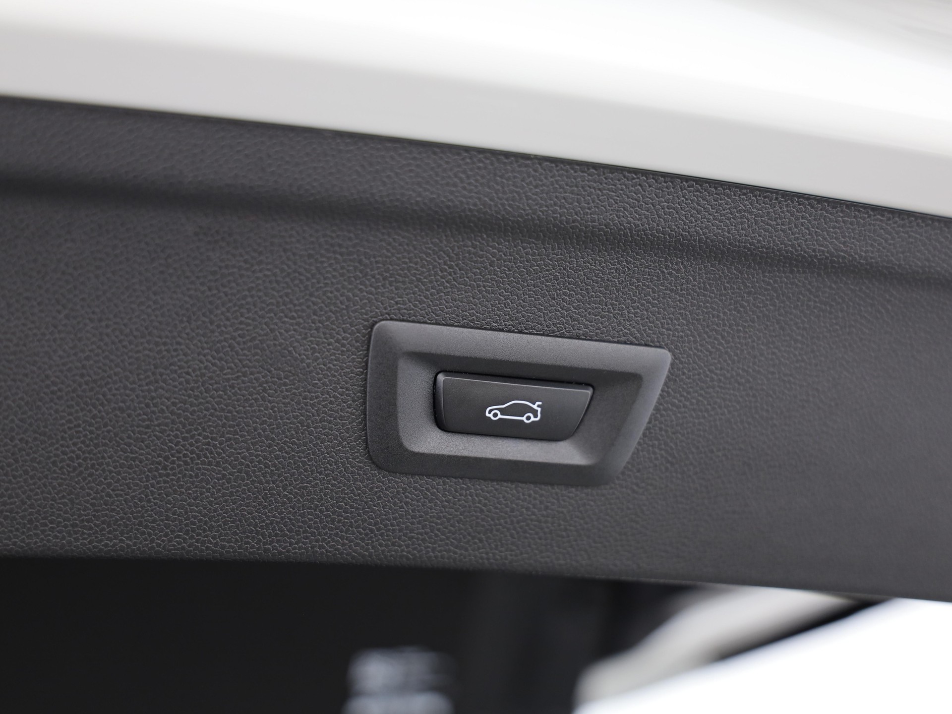BMW iX xDrive60-image-9