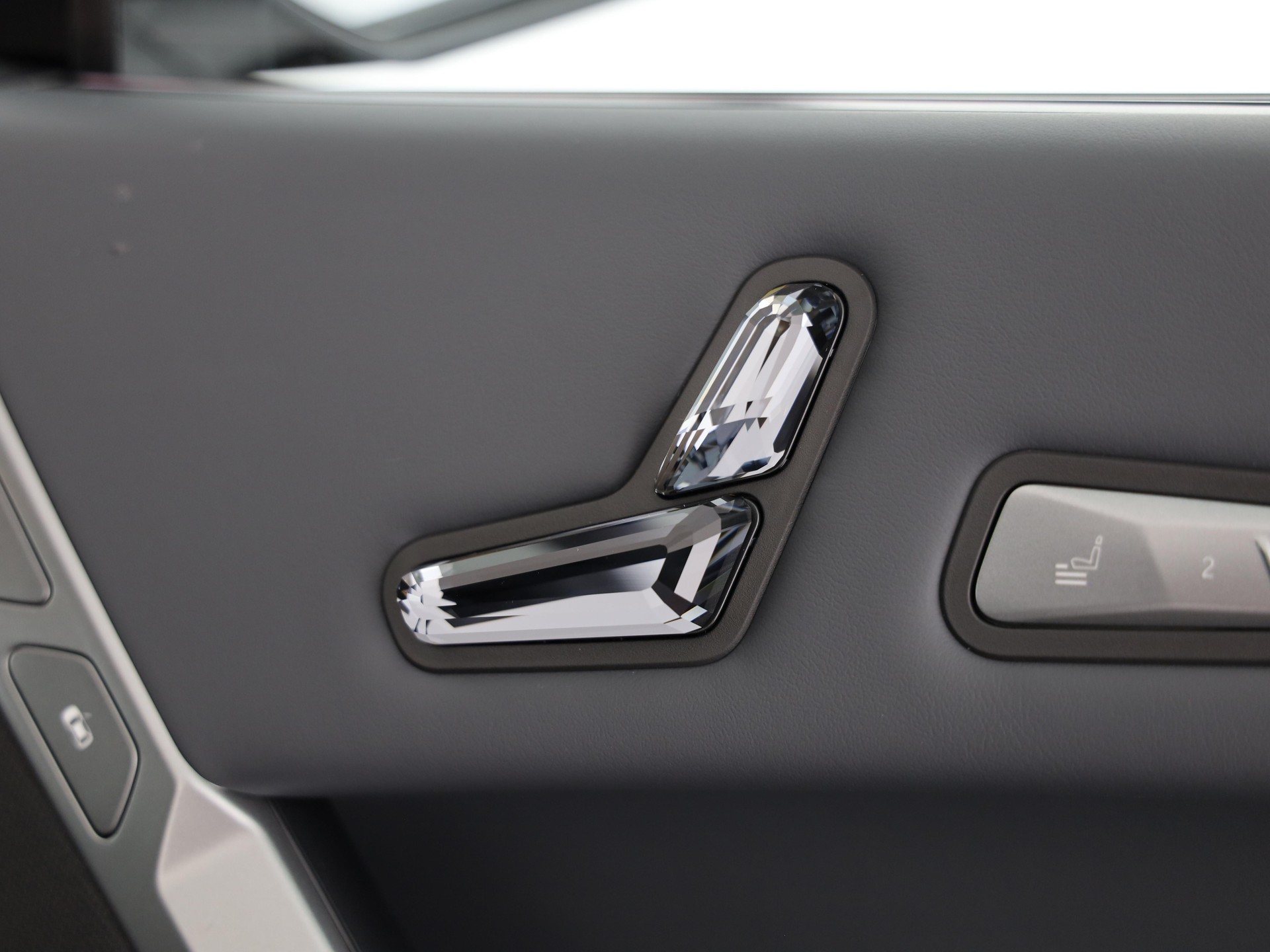 BMW iX xDrive60-image-10