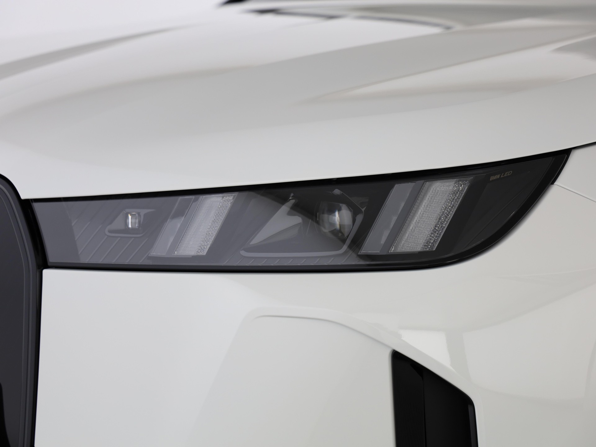 BMW iX xDrive60-image-5