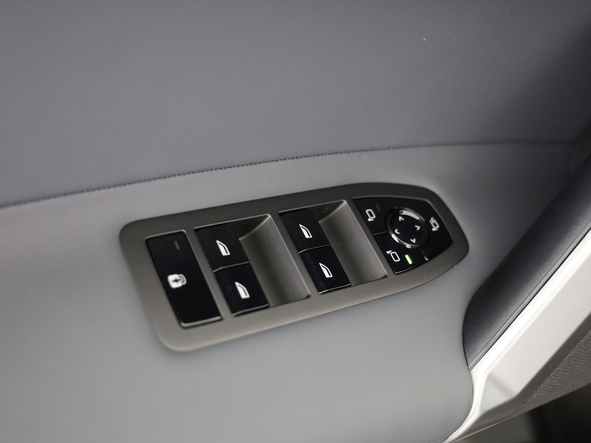 BMW iX xDrive60-image-23