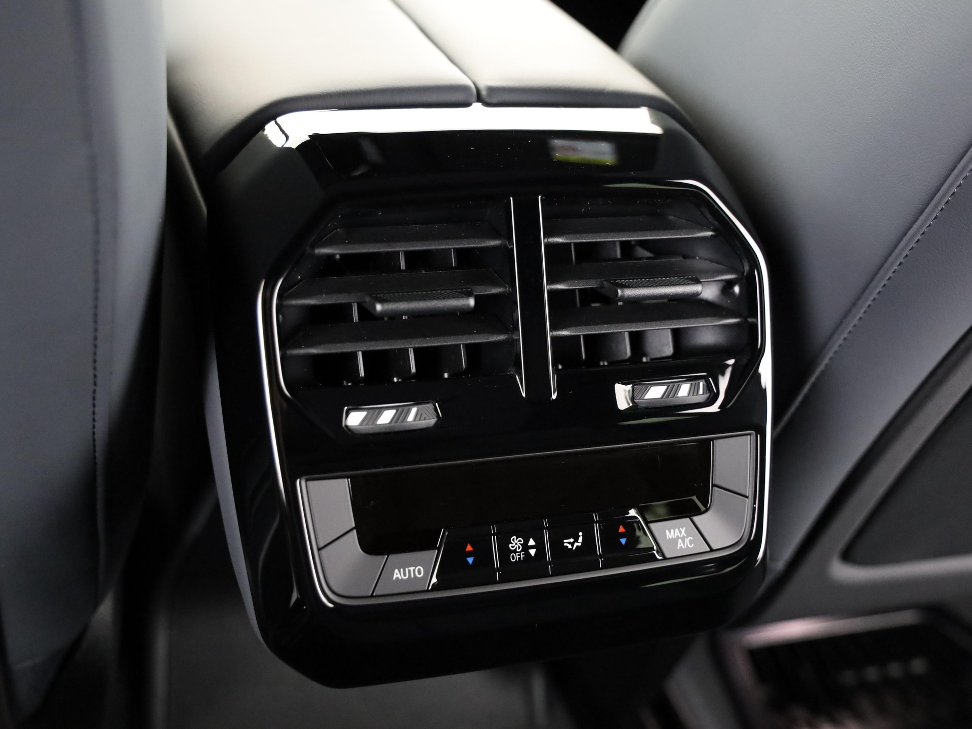 BMW iX xDrive60-image-17