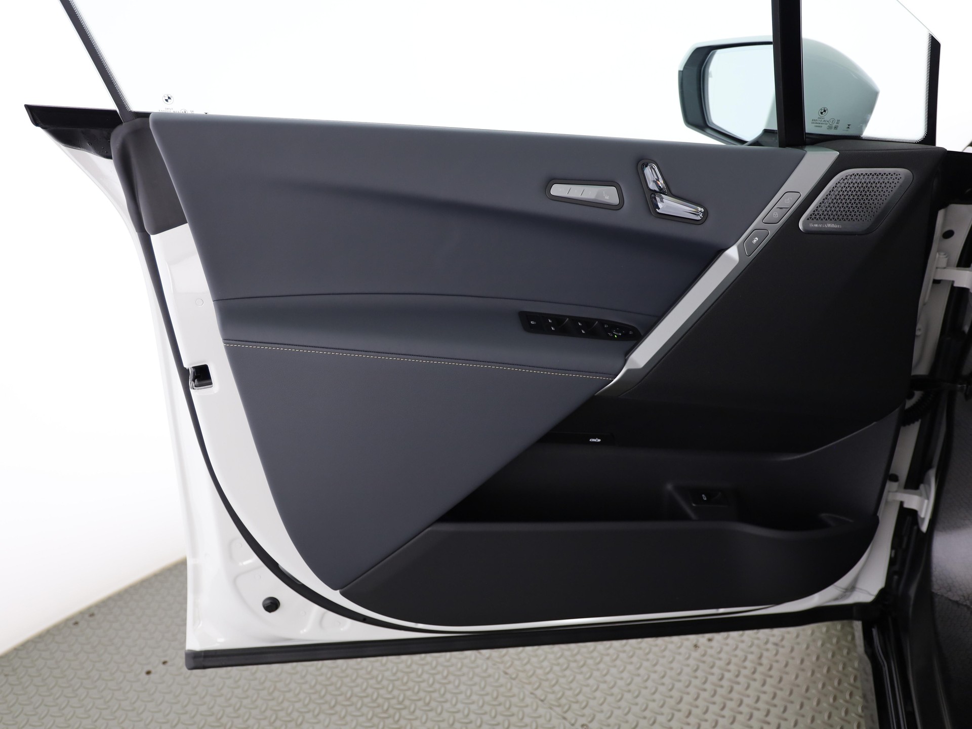 BMW iX xDrive60-image-11