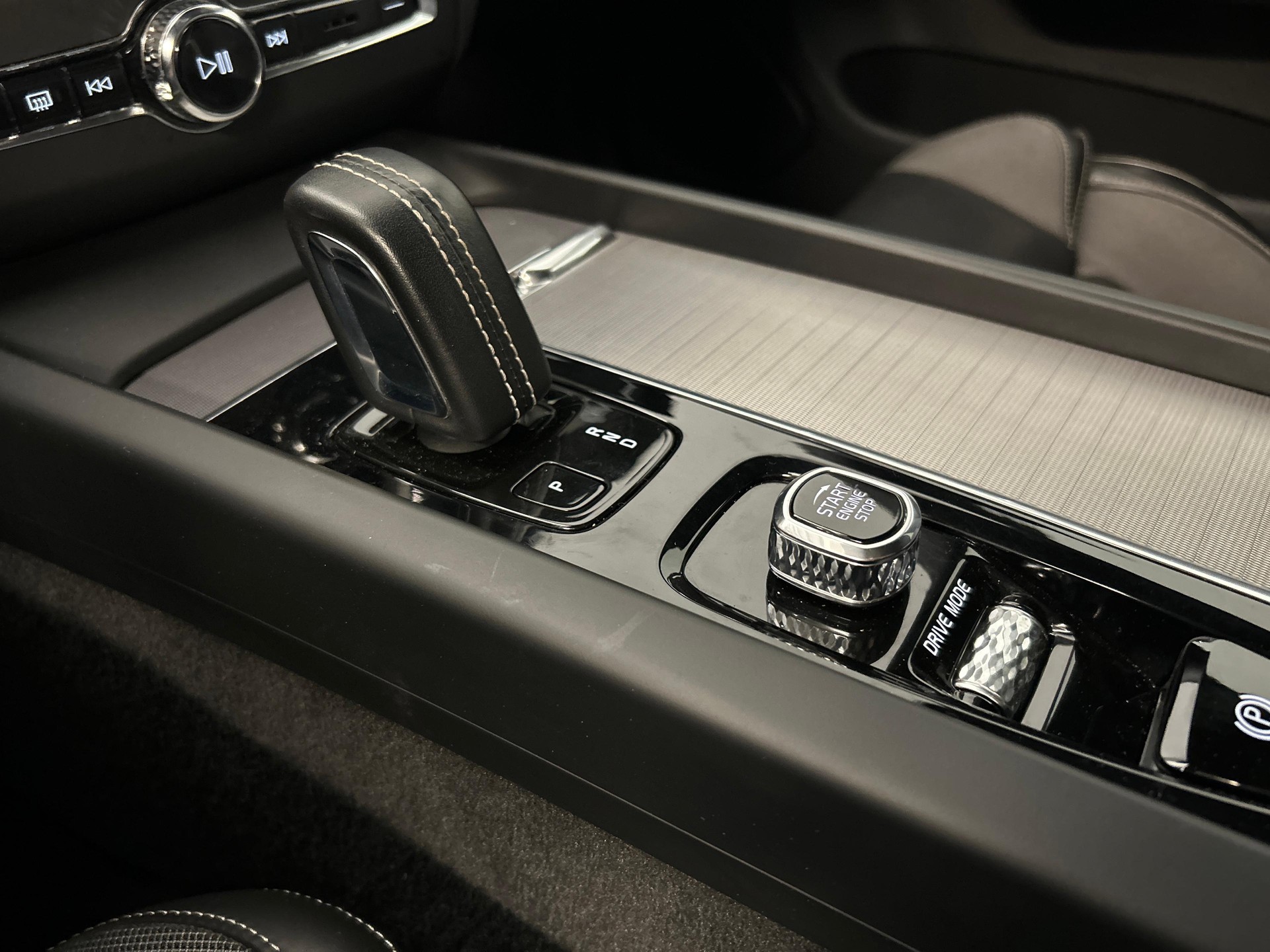 VOLVO XC60 2.0 T8 TE R-Design eAWD-image-15