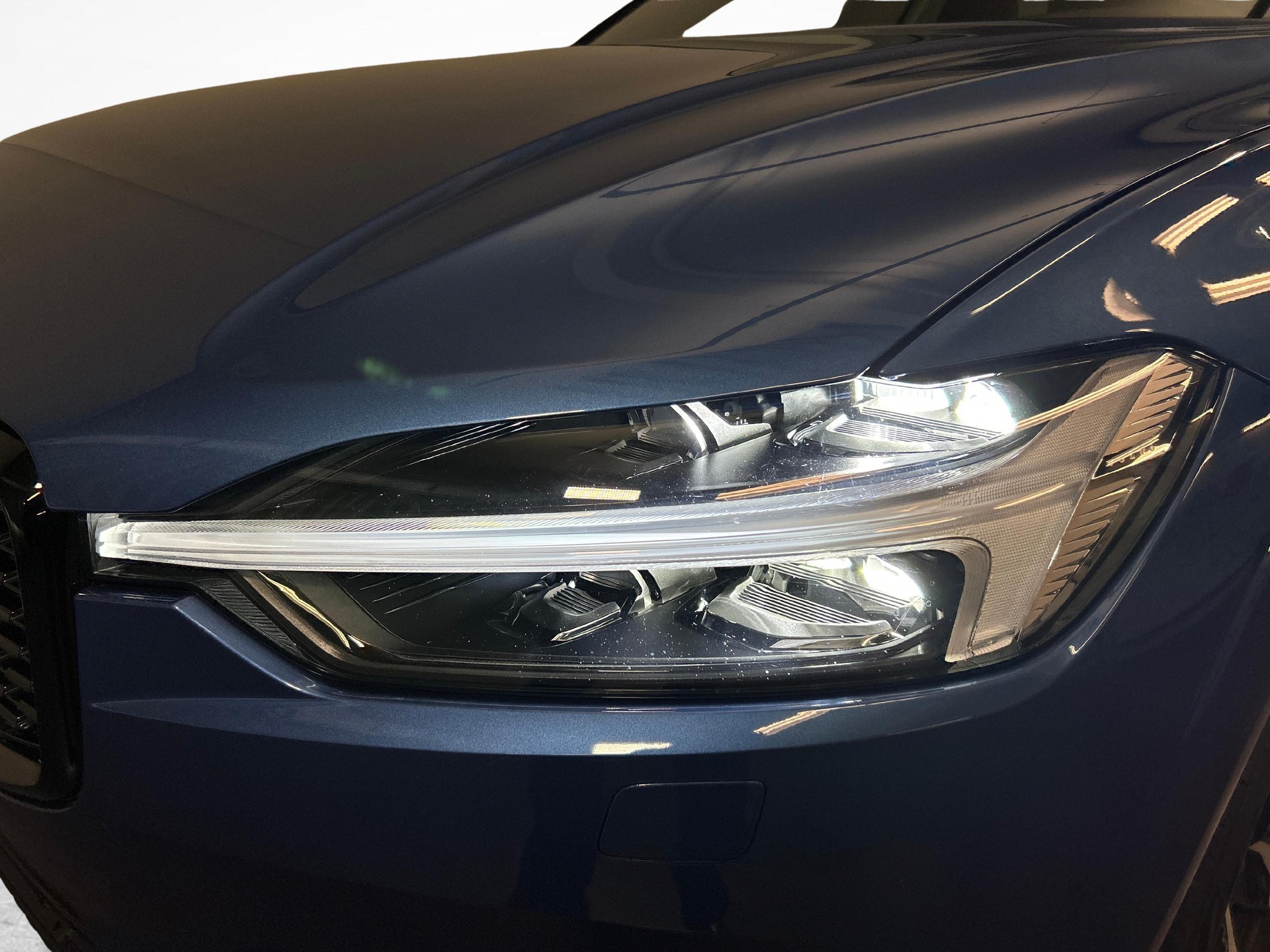 VOLVO XC60 2.0 T8 TE R-Design eAWD-image-16
