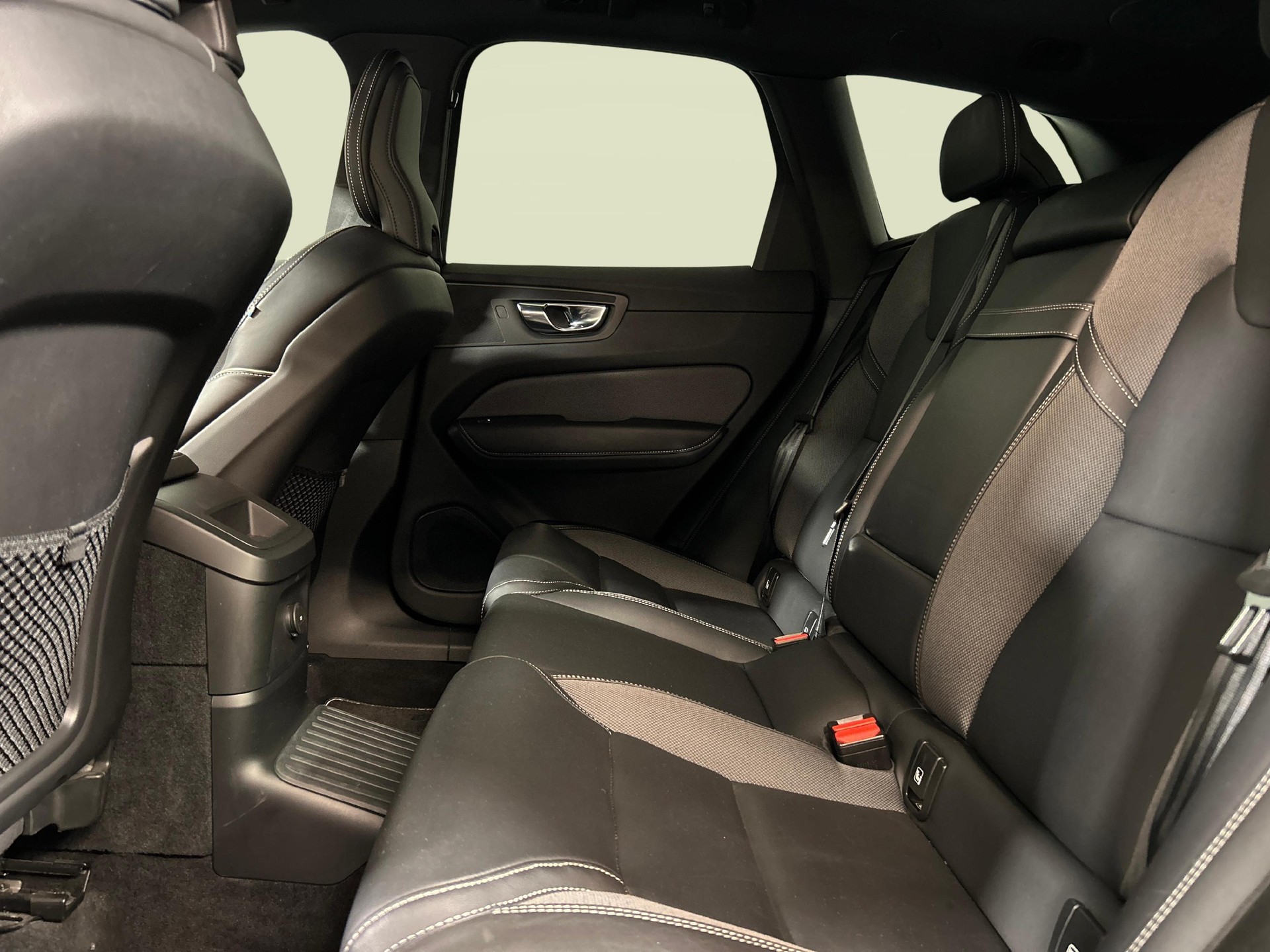 VOLVO XC60 2.0 T8 TE R-Design eAWD-image-4