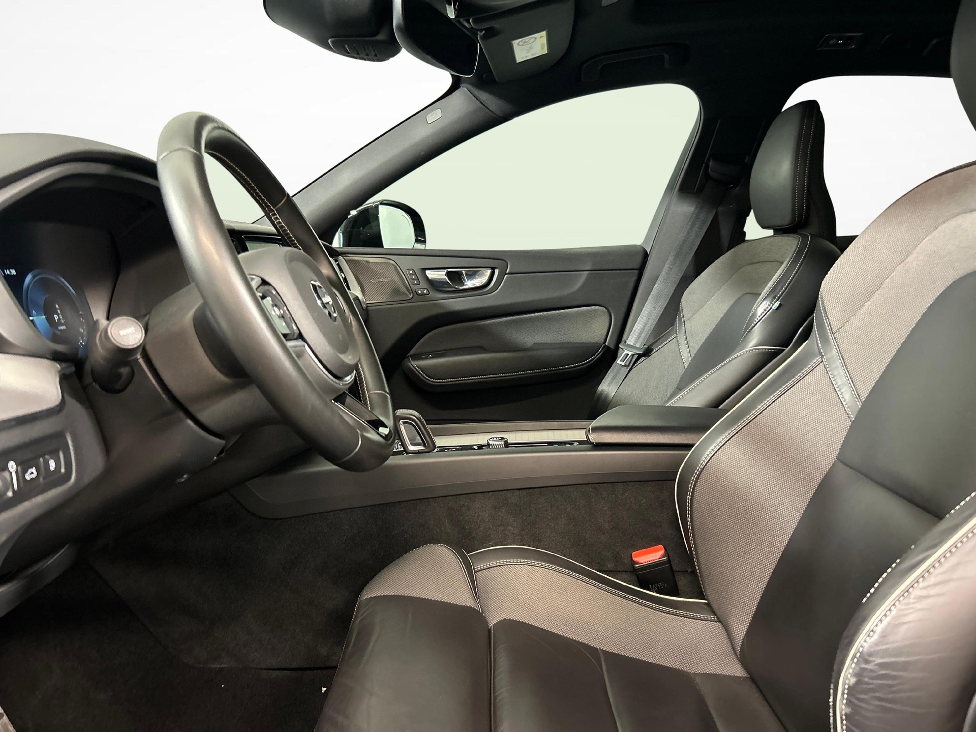 VOLVO XC60 2.0 T8 TE R-Design eAWD-image-3