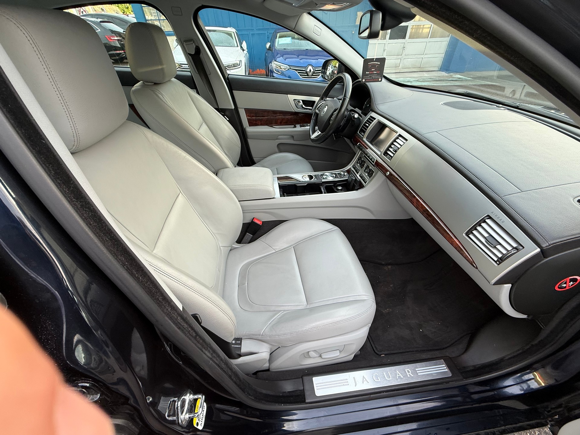 JAGUAR XF 3.0d V6 Premium Luxury-image-6