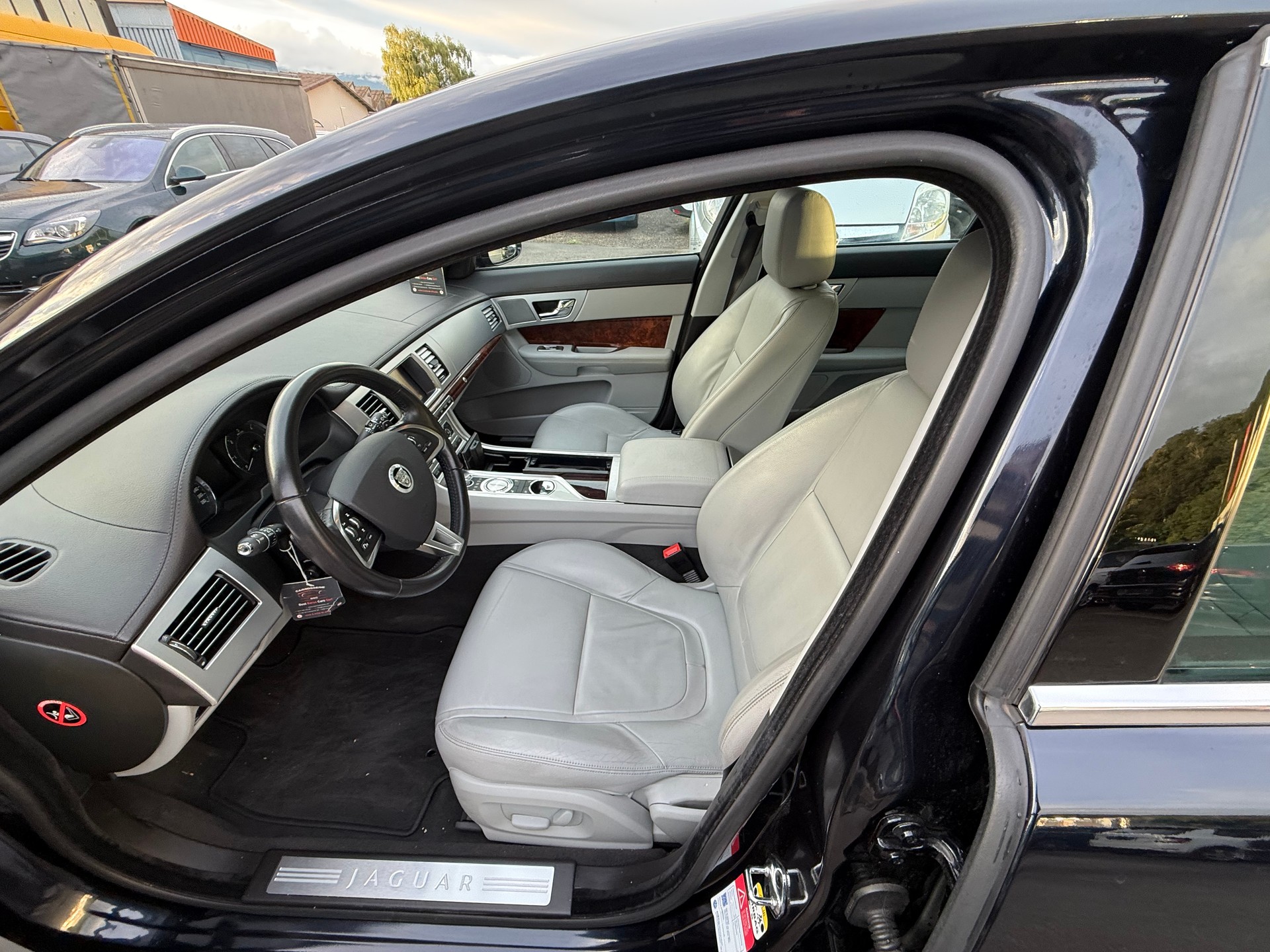 JAGUAR XF 3.0d V6 Premium Luxury-image-5