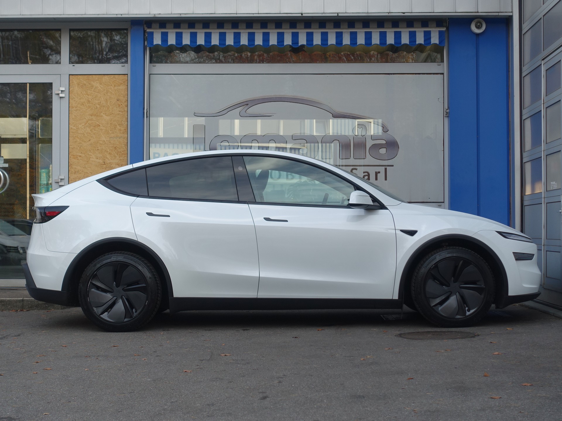 TESLA Model Y Dual Motor Long Range AWD Launch Edition-image-7