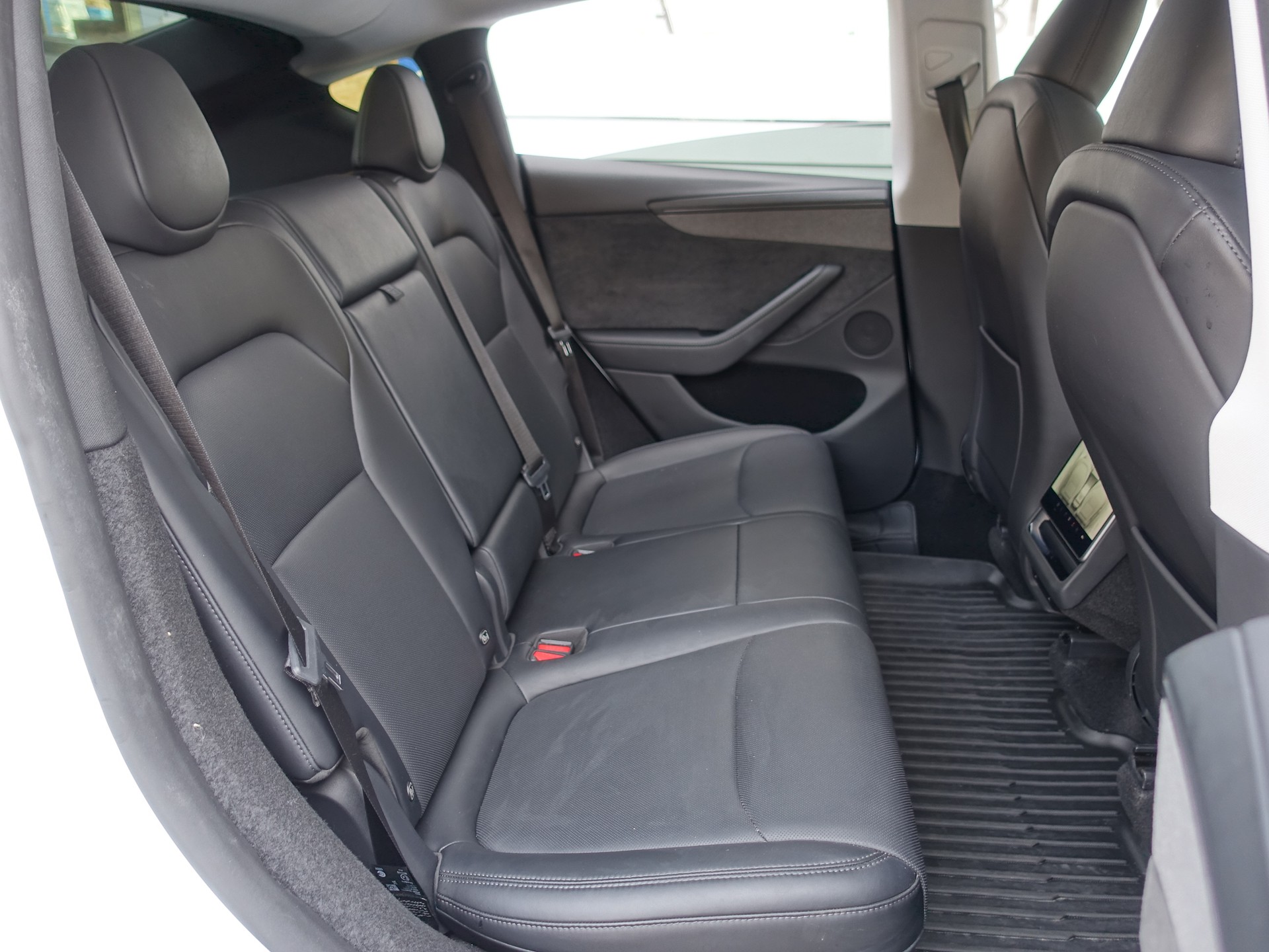 TESLA Model Y Dual Motor Long Range AWD Launch Edition-image-14
