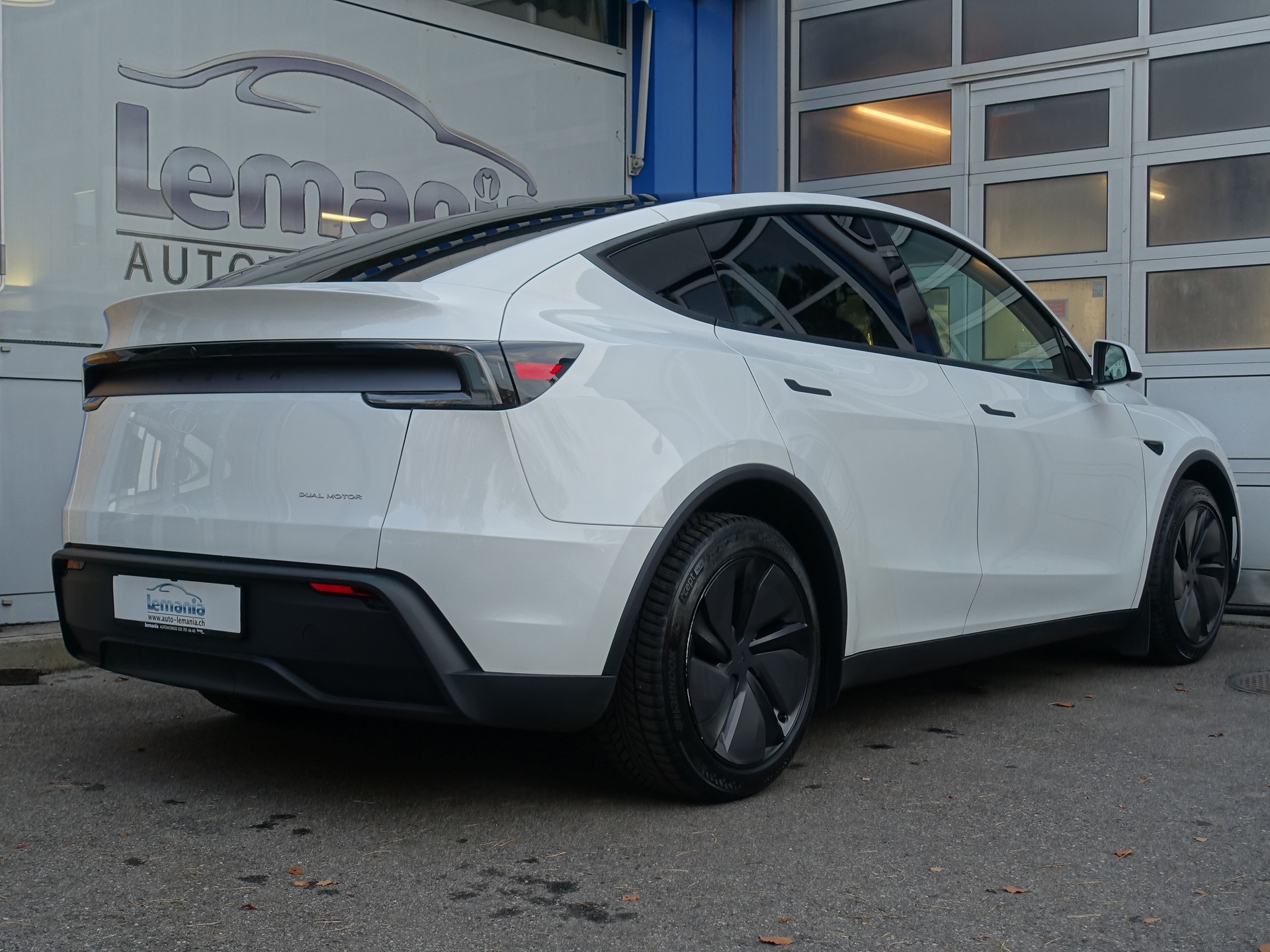 TESLA Model Y Dual Motor Long Range AWD Launch Edition-image-3