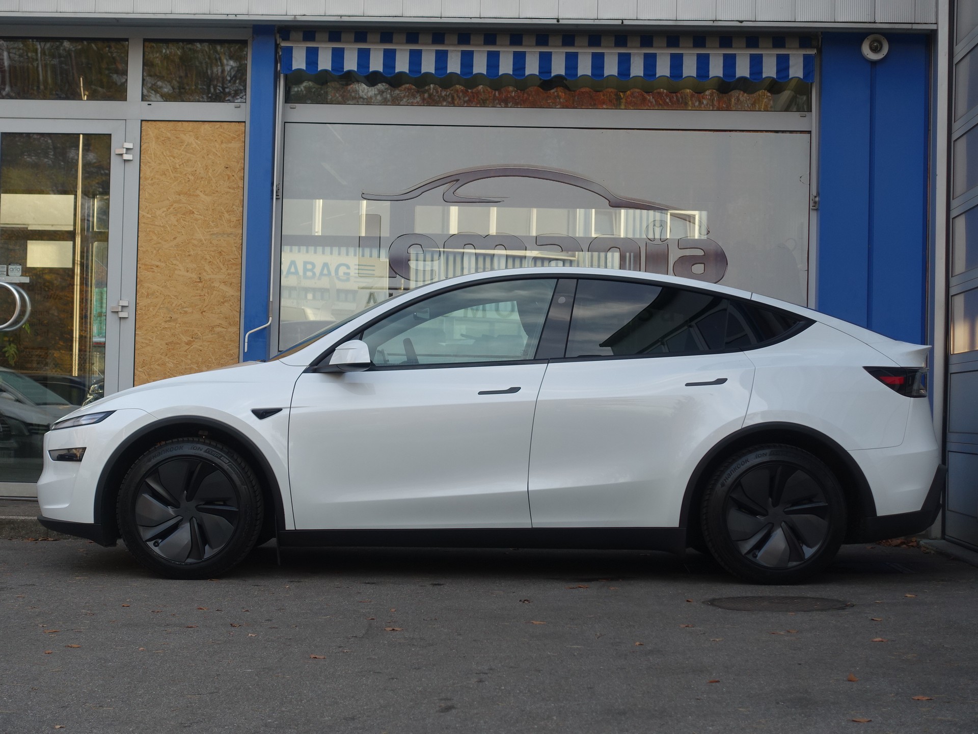 TESLA Model Y Dual Motor Long Range AWD Launch Edition-image-6