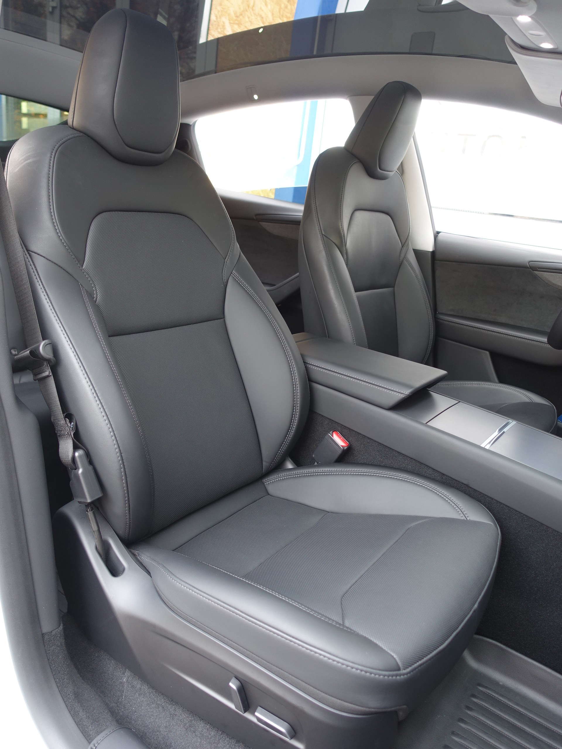 TESLA Model Y Dual Motor Long Range AWD Launch Edition-image-9