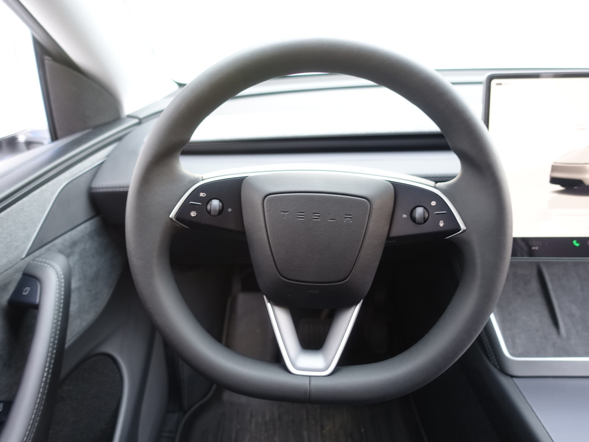 TESLA Model Y Dual Motor Long Range AWD Launch Edition-image-11