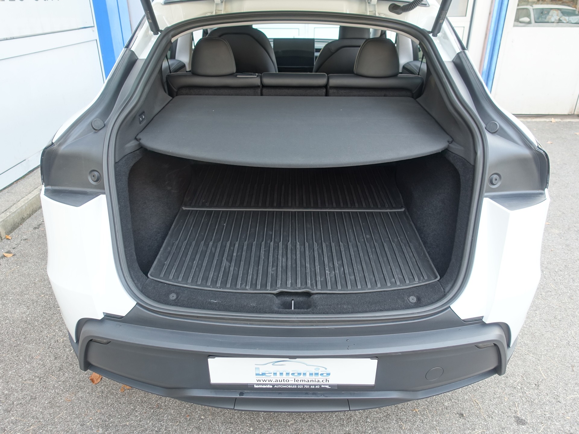 TESLA Model Y Dual Motor Long Range AWD Launch Edition-image-15