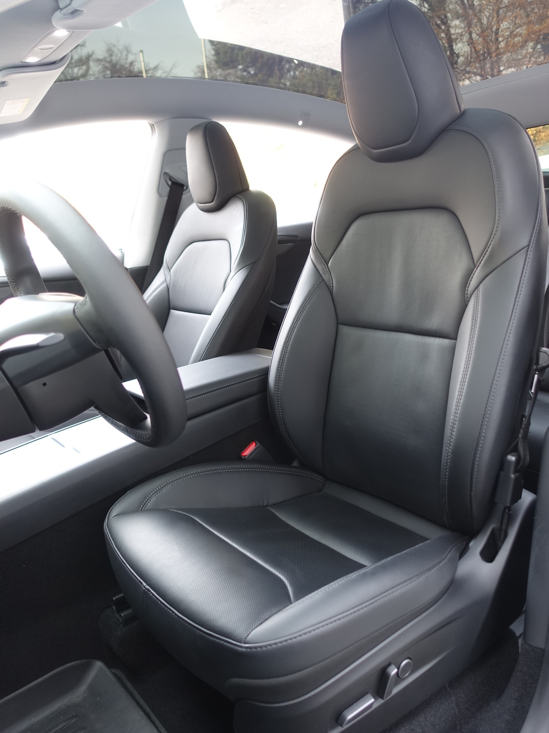 TESLA Model Y Dual Motor Long Range AWD Launch Edition-image-8